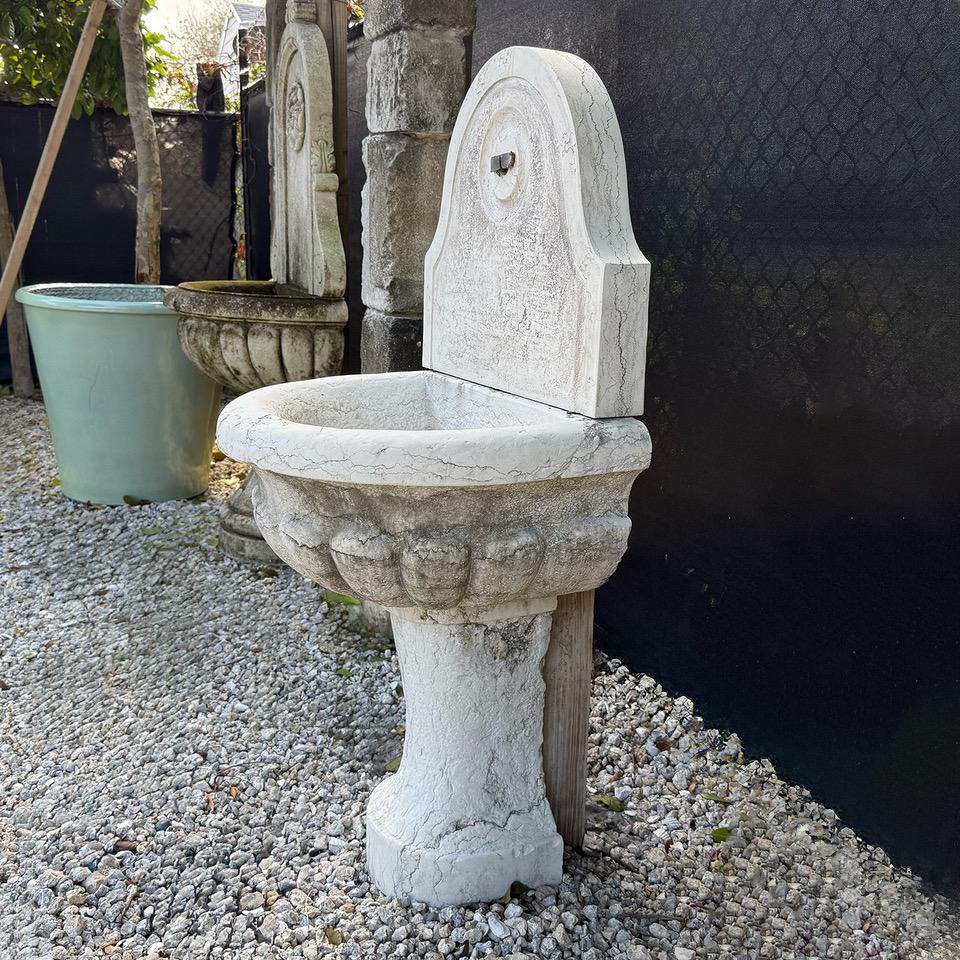 Kleiner italienischer Wandbrunnen aus Marmor des 20. Jahrhunderts Charlotte im Angebot 2