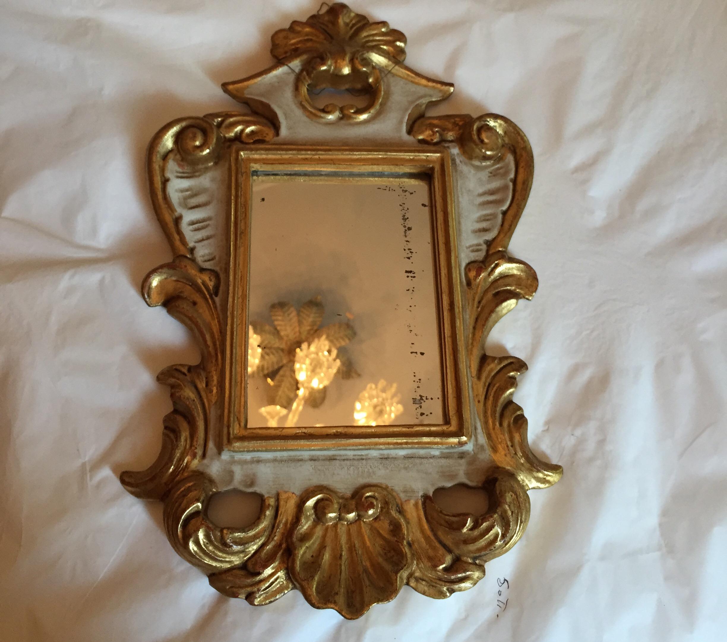 20th century Italian carved giltwood and ivory painted mirror, in good condition, dating back to late 20th century.
Good condition.

This artwork is shipped from Italy. Under existing legislation, any artwork in Italy created over 70 years ago