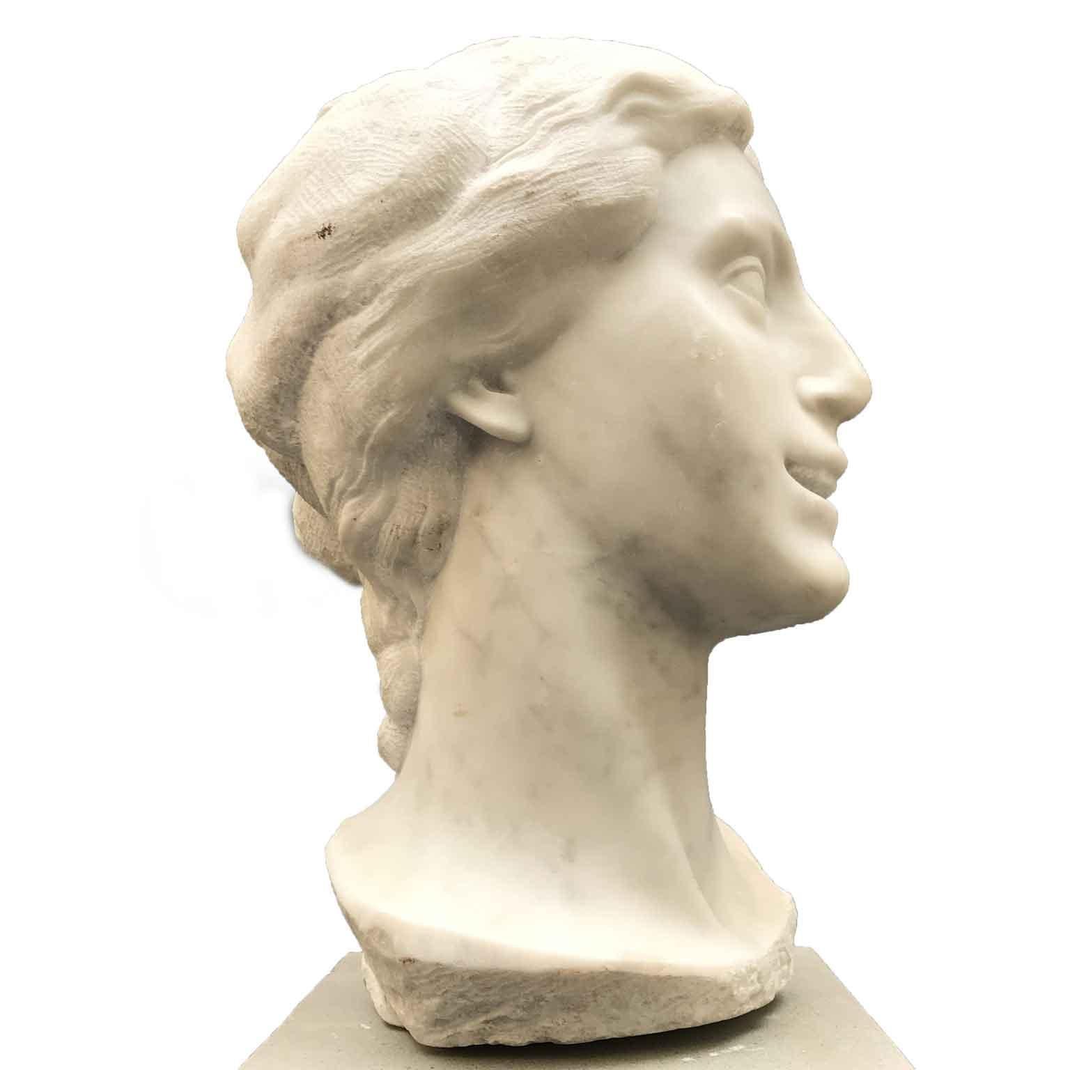Italienische lächelnde Mädchenbüste aus weißem Marmor des 20. Jahrhunderts von Bossi Aurelio im Angebot 5