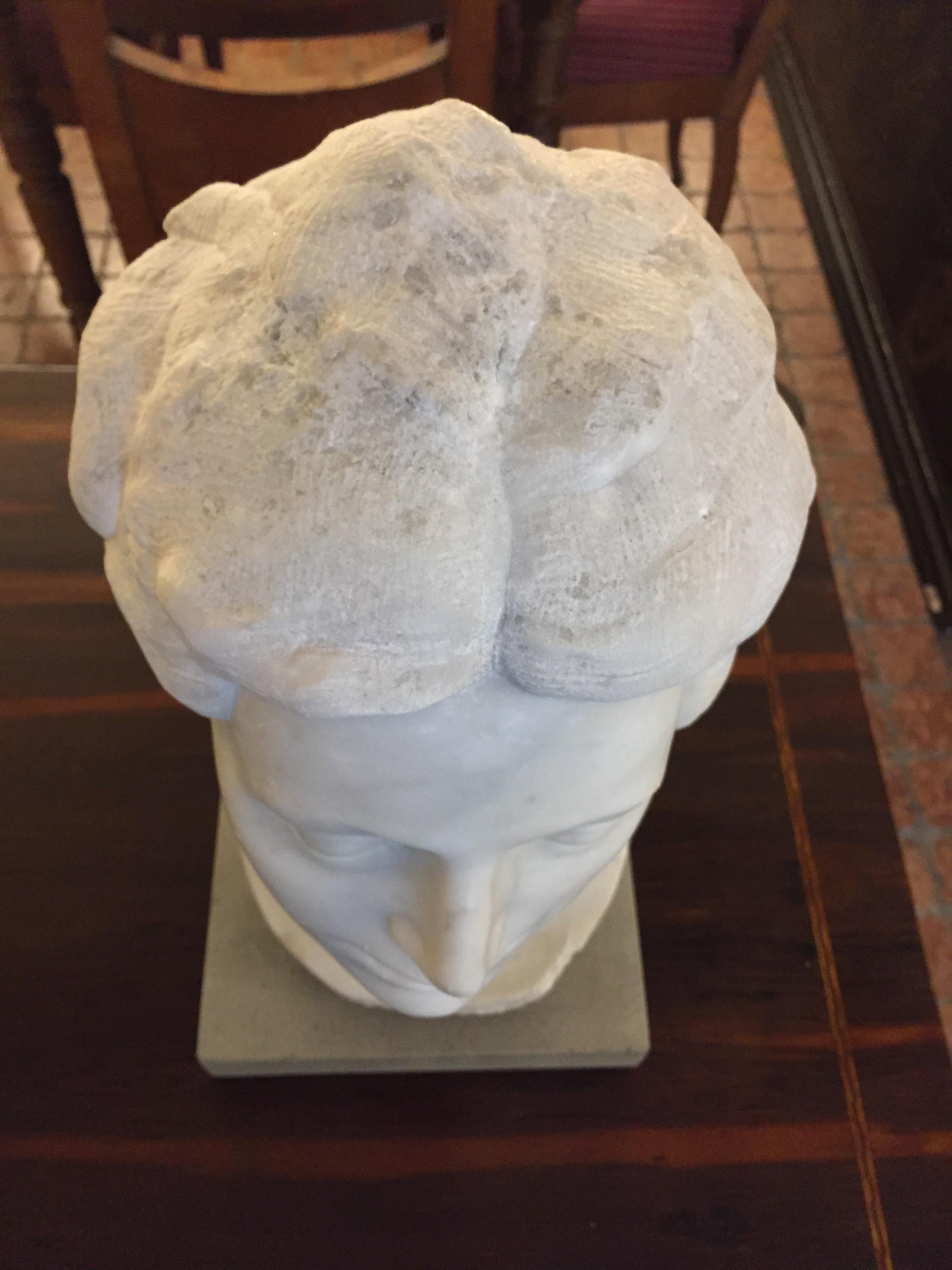 Escultura italiana del siglo XX Busto de mármol blanco de niña sonriente de Aurelio Bossi en venta 10
