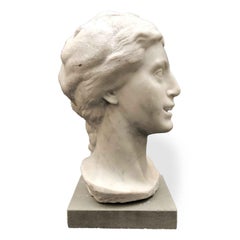 Buste de jeune fille souriante en marbre blanc, sculpture italienne du 20ème siècle par Bossi Aurelio
