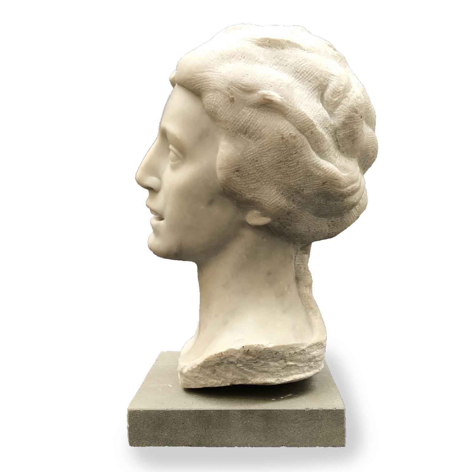 Italienische lächelnde Mädchenbüste aus weißem Marmor des 20. Jahrhunderts von Bossi Aurelio (Neoklassisch) im Angebot