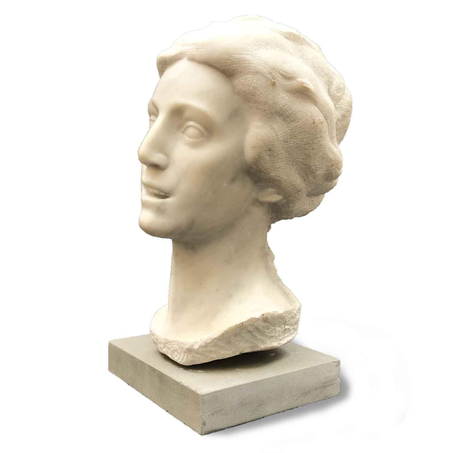20th Century Italian Smiling Girl White Marble Bust Sculpture by Bossi Aurelio In Good Condition For Sale In Milan, IT