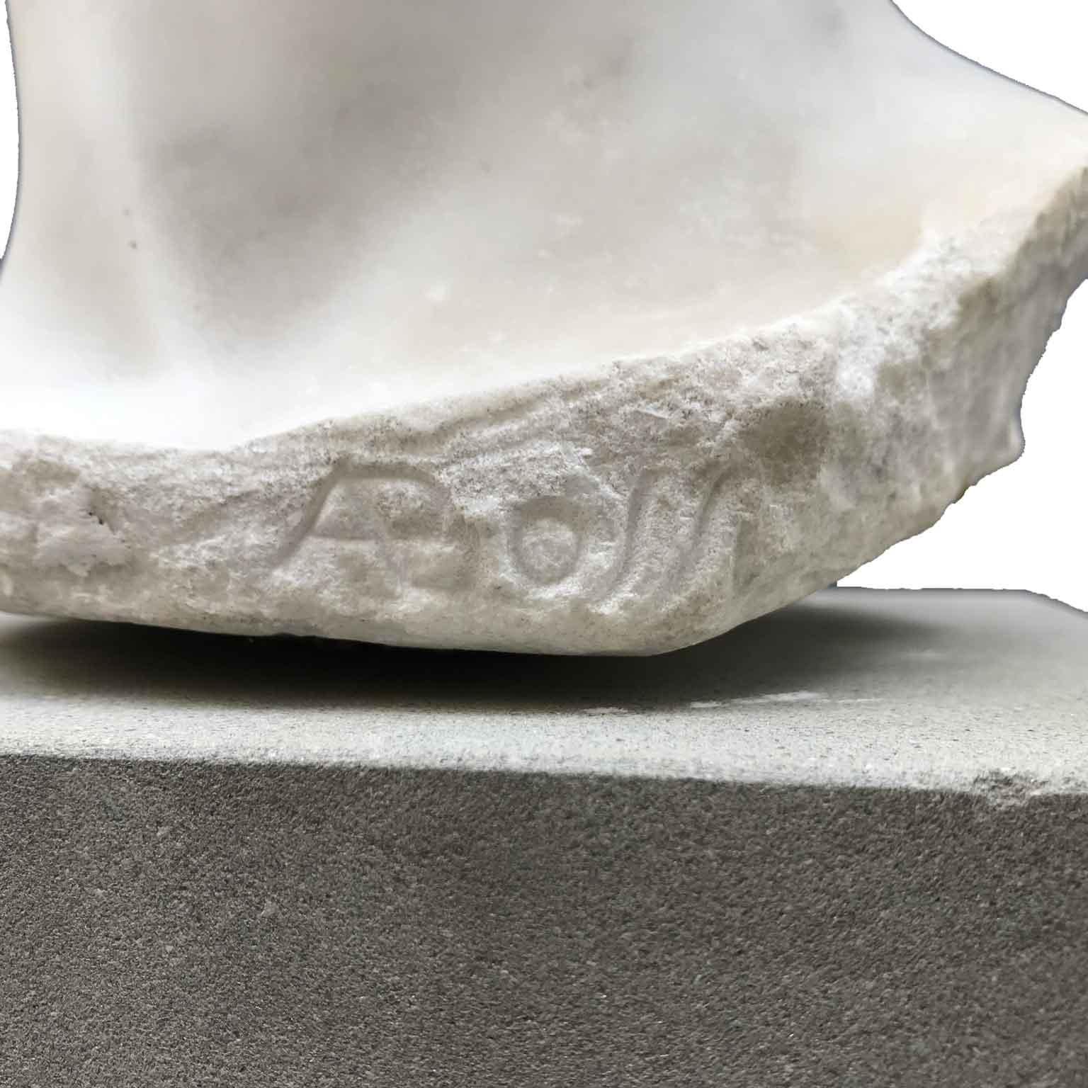 Italienische lächelnde Mädchenbüste aus weißem Marmor des 20. Jahrhunderts von Bossi Aurelio im Angebot 1
