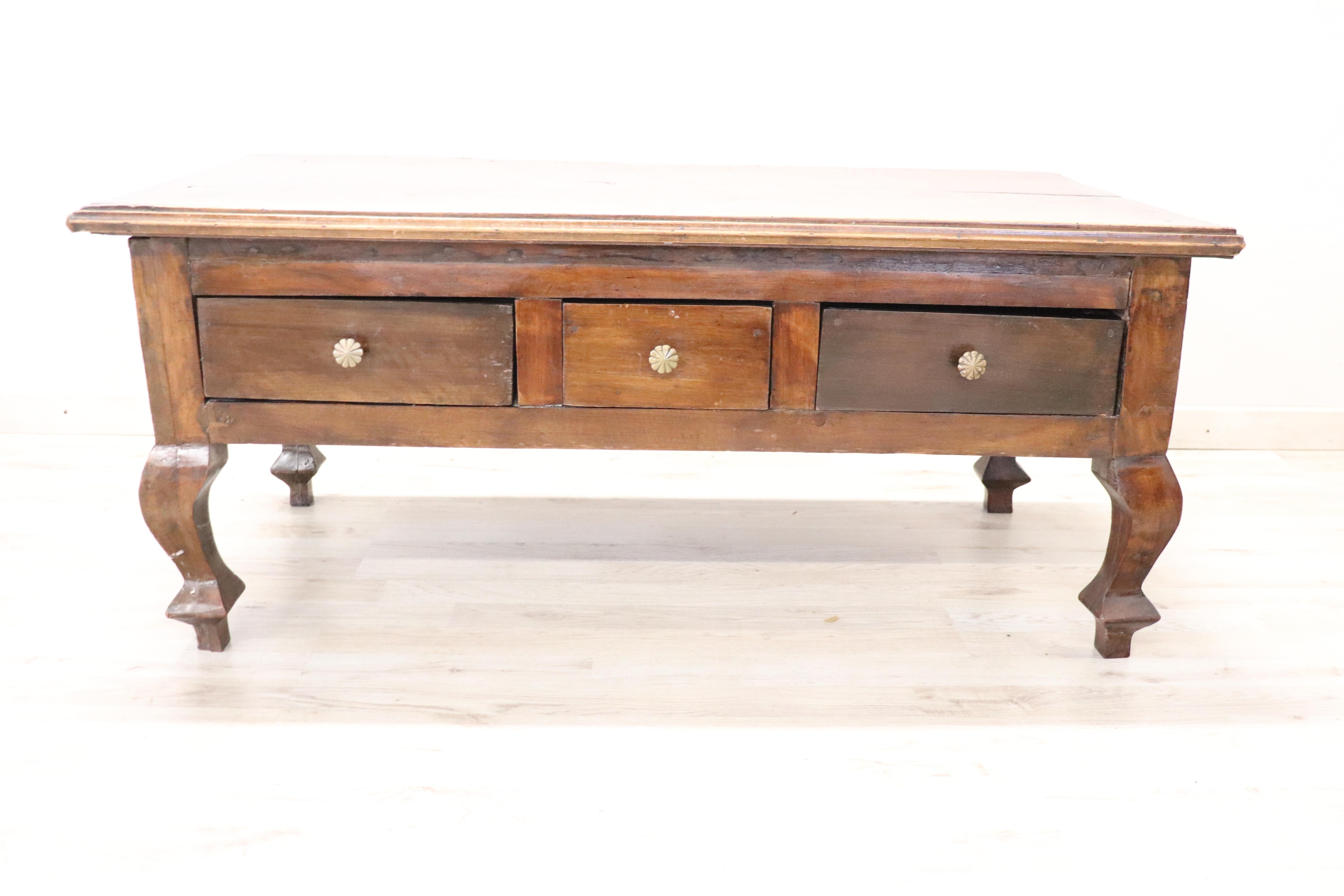 Rare and fine quality 1930s rectangular sofa table or coffee table. The table in precious solid walnut wood with delicious wavy legs. on the front three comfortable drawers. The sofa table have been used need of restoration as you can see from the
