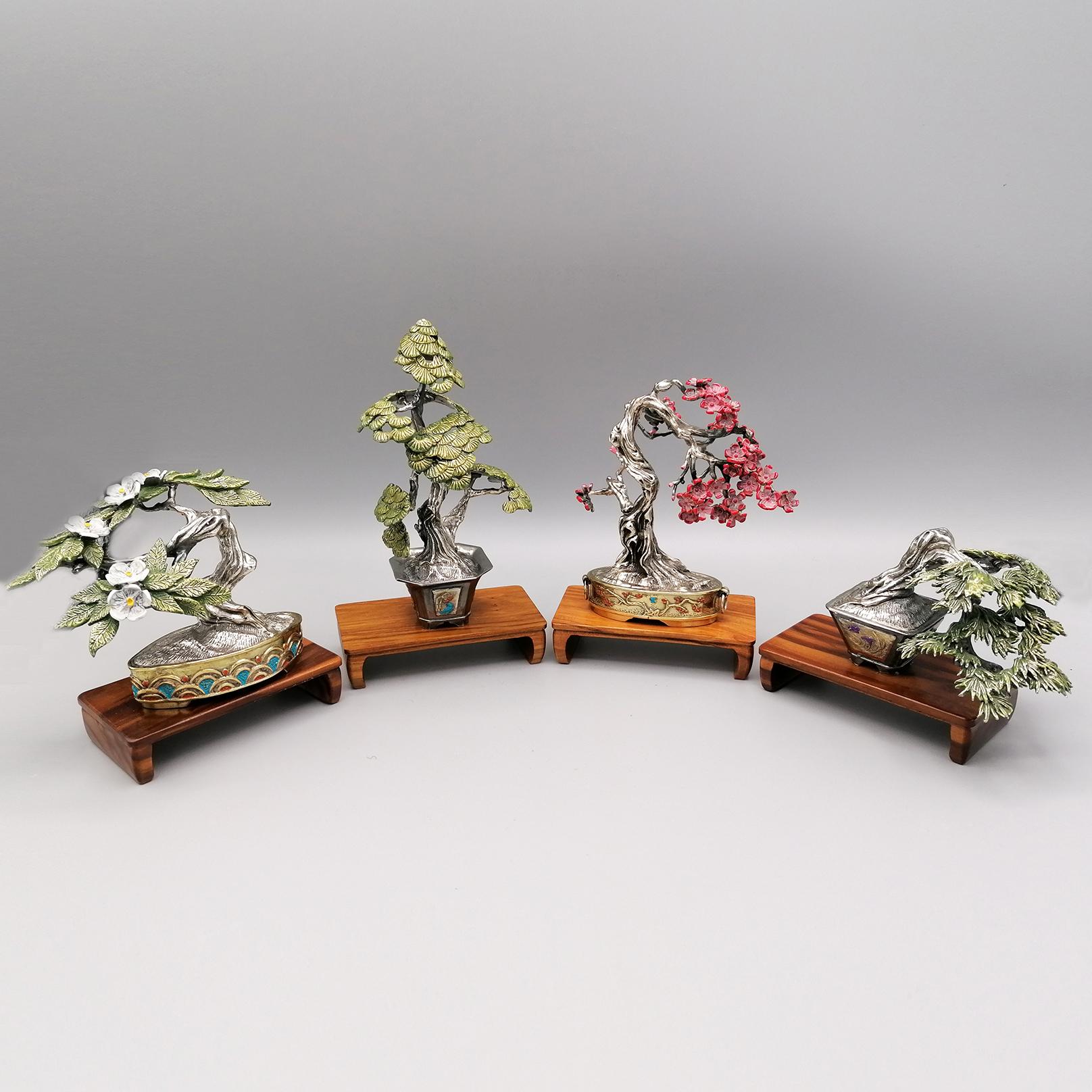 Sammlung von 4 Bonsai-Miniaturen in massivem Silber handgefertigt, vergoldet, emailliert und brüniert

1. Japanische Aprikose Bonsai gr. 220 cm. 6 x 10,5 H. 8,5
holzsockel 5 x 9 H.2 cm.
2. Japanische Weißkiefer gr. 200 cm. 7 x 5 H.