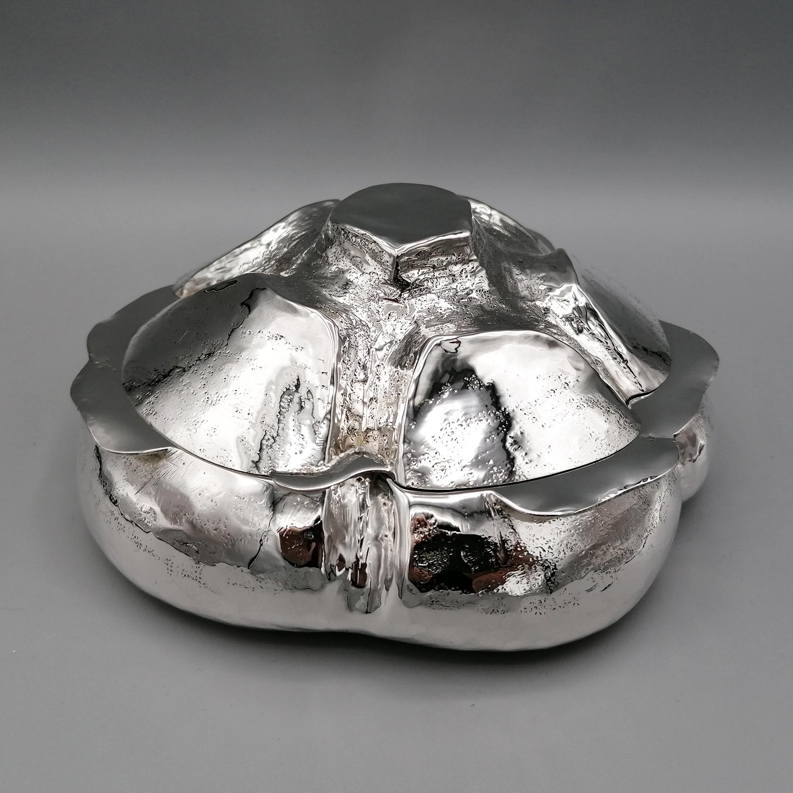 Solid 800 silver box in the shape of a bread completely made and embossed by hand.
Its shape faithfully reproduces the shape of bread.
The lid is hinged.