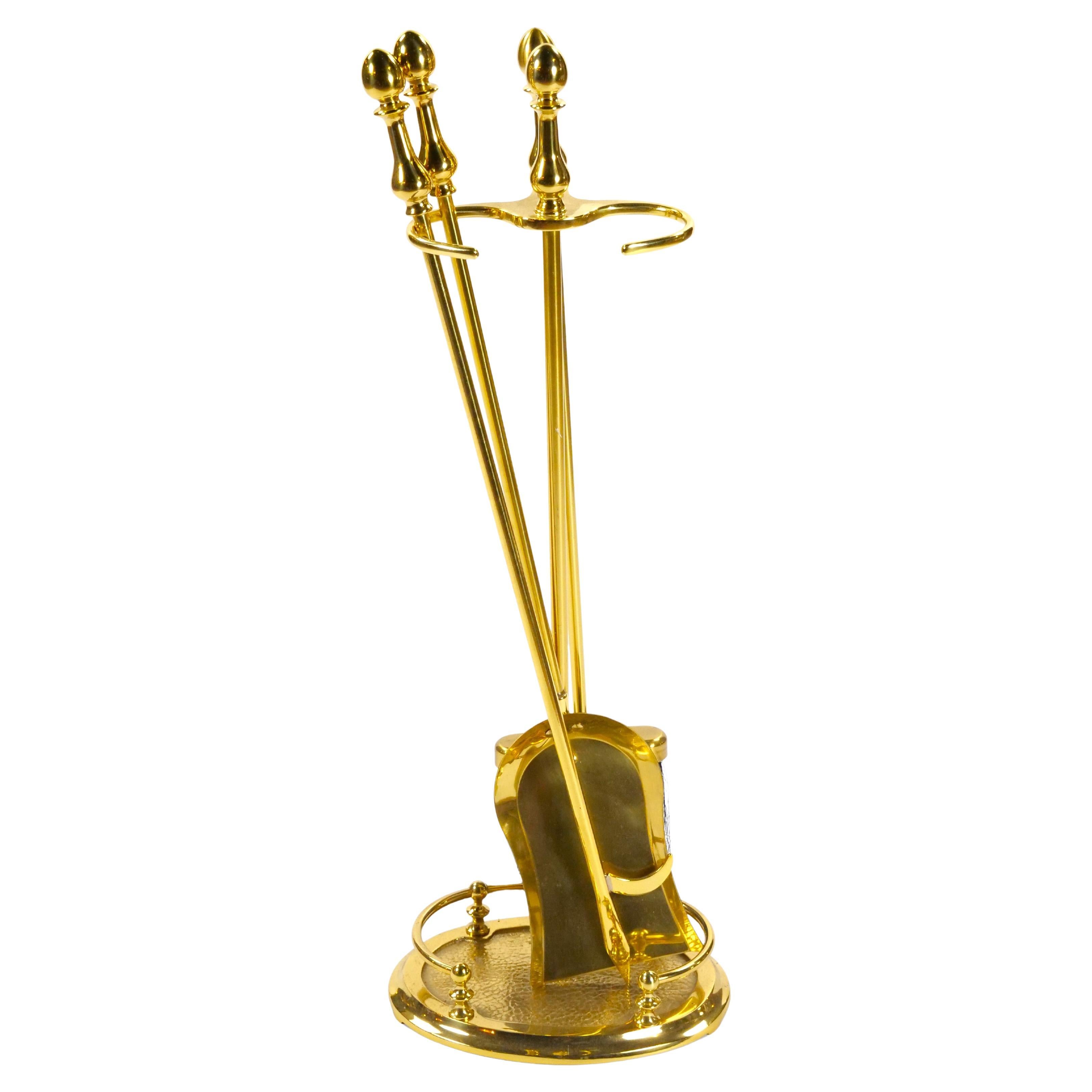 Aggiungi un tocco di artigianato classico italiano al tuo focolare con questo raffinato set di attrezzi per caminetto da 4 pezzi. Realizzato in ottone massiccio e caratterizzato da dettagli esterni dal design accurato, questo set combina