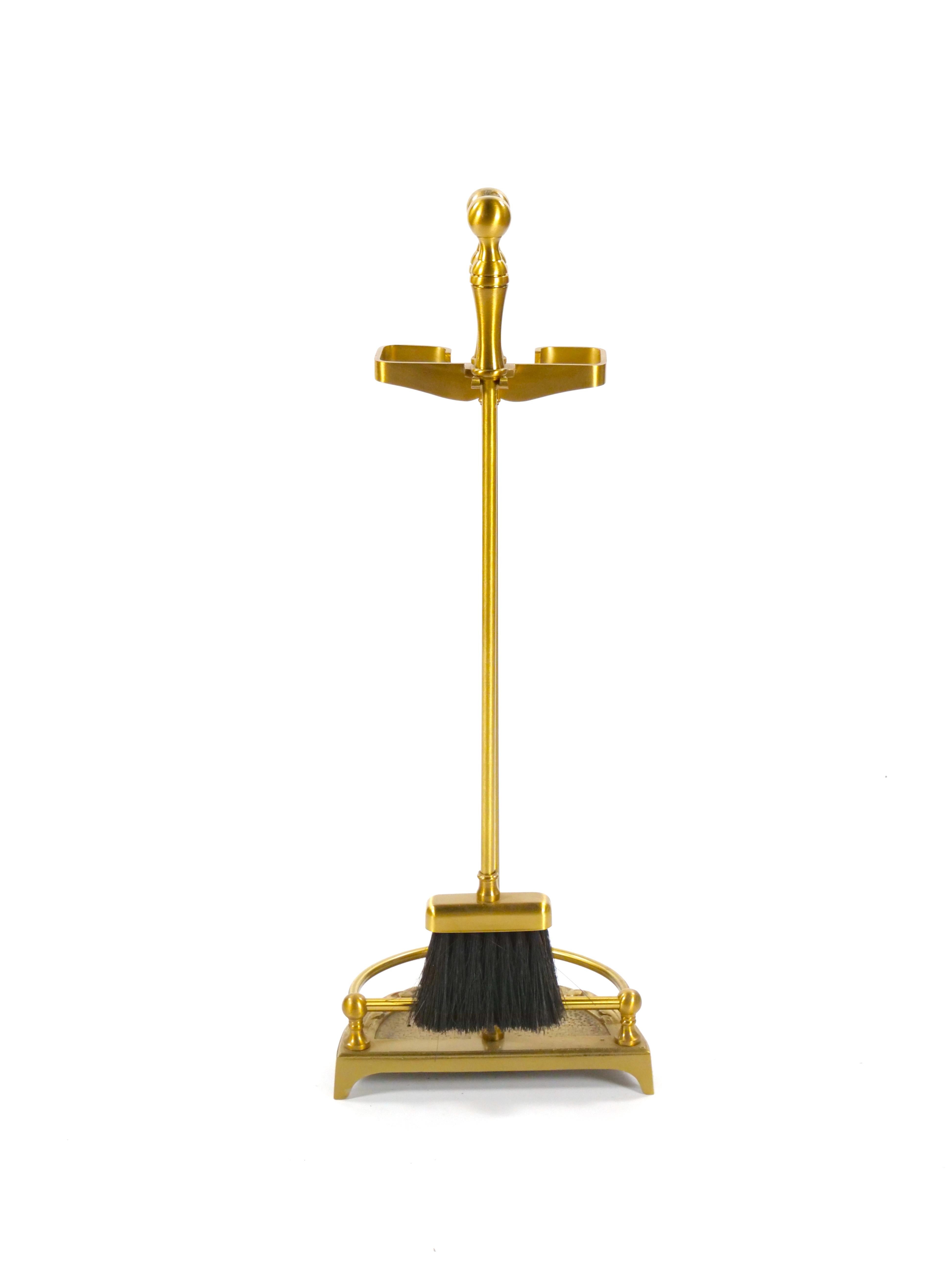 Set di utensili per caminetto in ottone massiccio del XX secolo in vendita 1