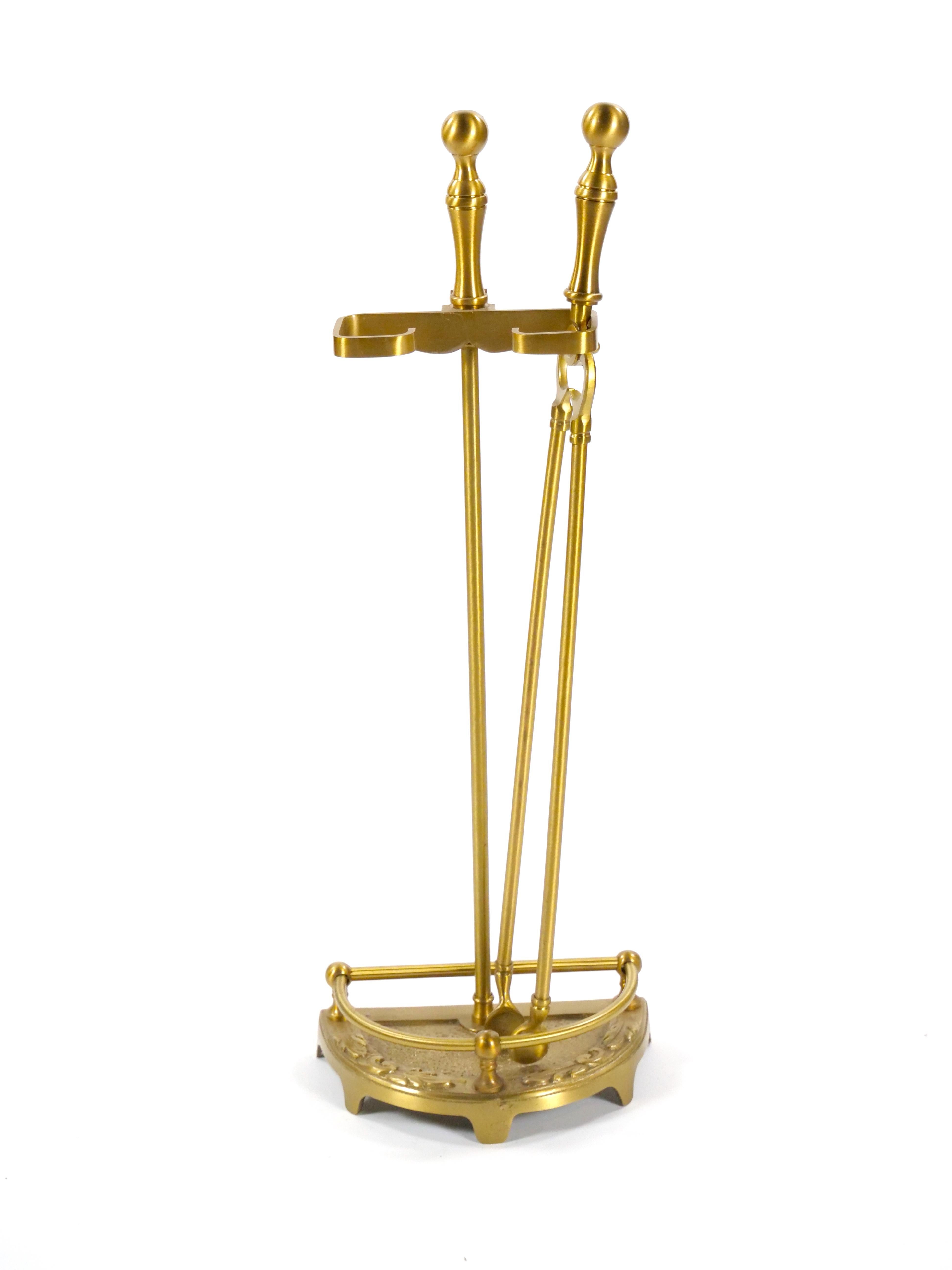 Set di utensili per caminetto in ottone massiccio del XX secolo in vendita 2