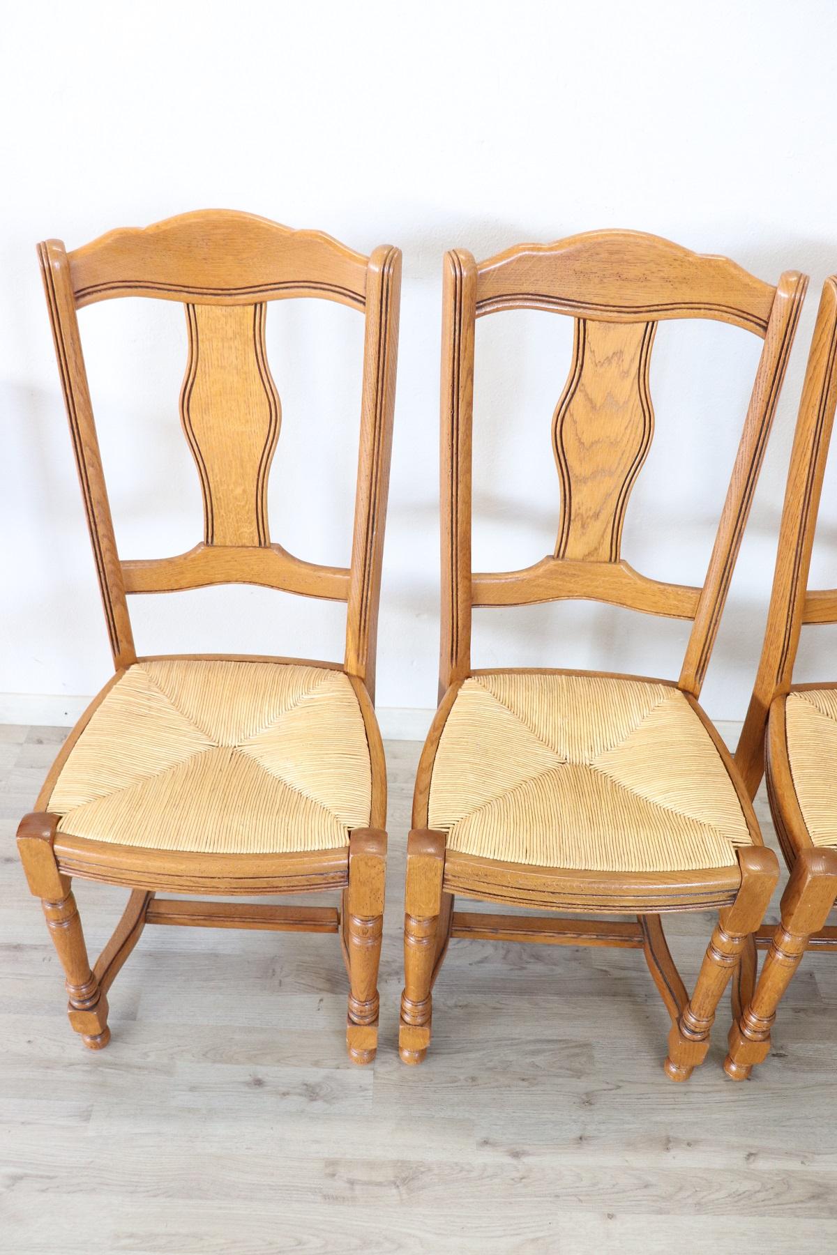 20th Century Italian Solid Oak Wood Set of Six Chairs with Straw Seat In Excellent Condition In Casale Monferrato, IT
