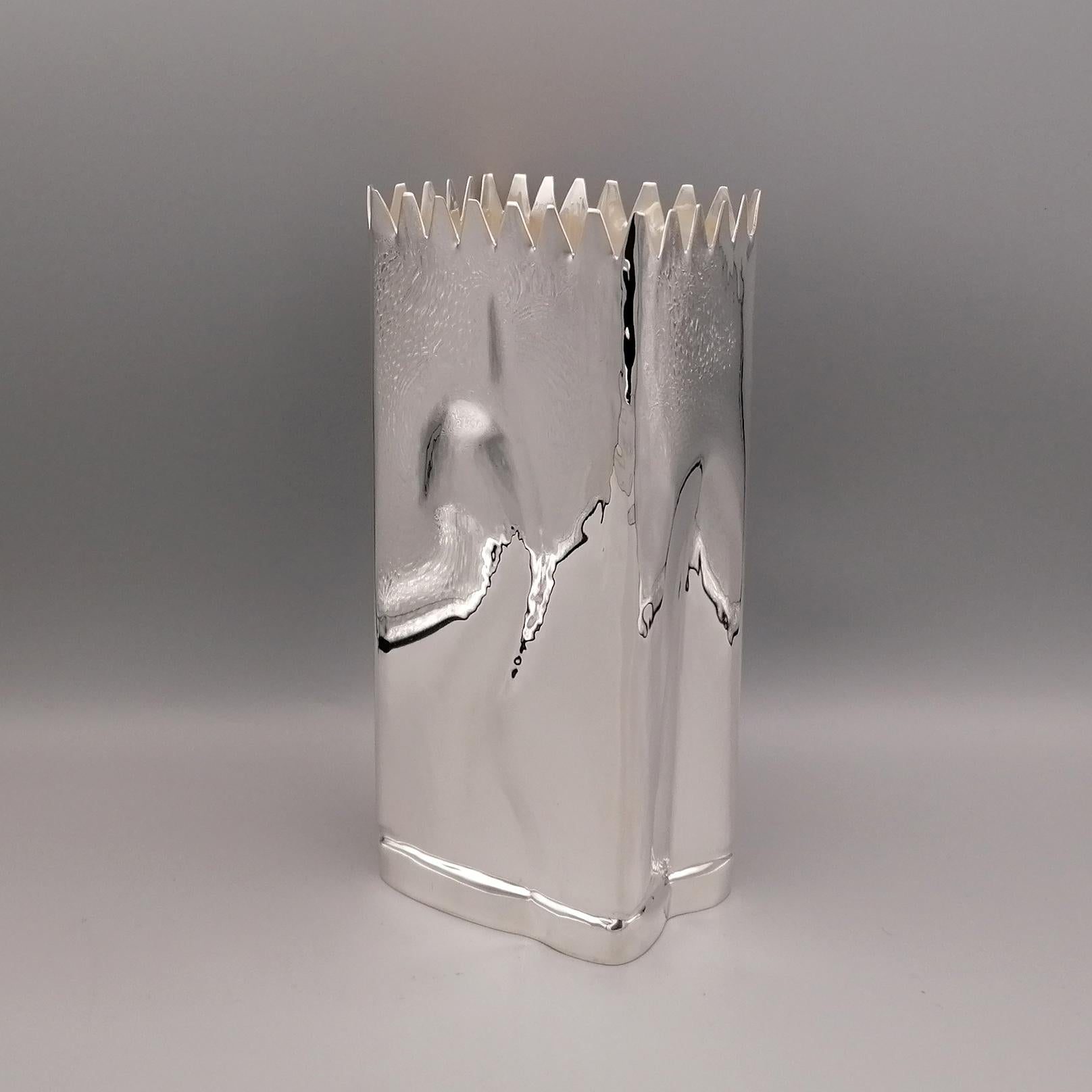 Breadstick holder - 800 solid silver vase
The body is rectangular in shape and was obtained from a sheet of silver and subsequently modelled. All 4 sides of the object have been embossed and chiseled with fantasy motifs, just to give light and