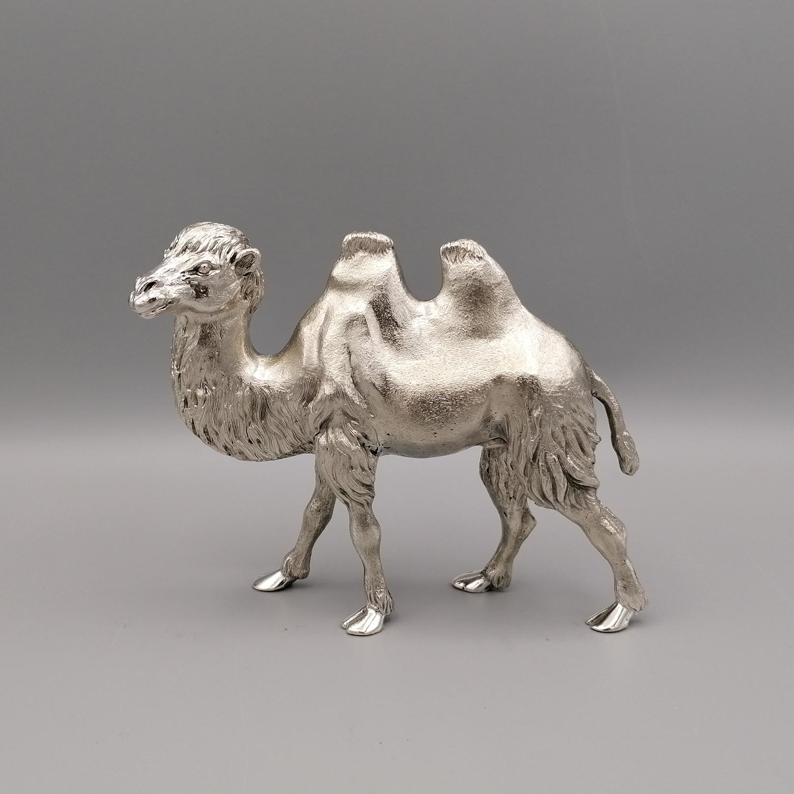 Massiv 800 Silber Kamel.
Die Skulptur wurde im Gussverfahren hergestellt und anschließend von erfahrenen Ziseleuren von Hand bearbeitet, um das Fell des Kamels und die gesamte Skulptur realistisch zu gestalten.

Von Argenteria Ranzoni - Mailand -