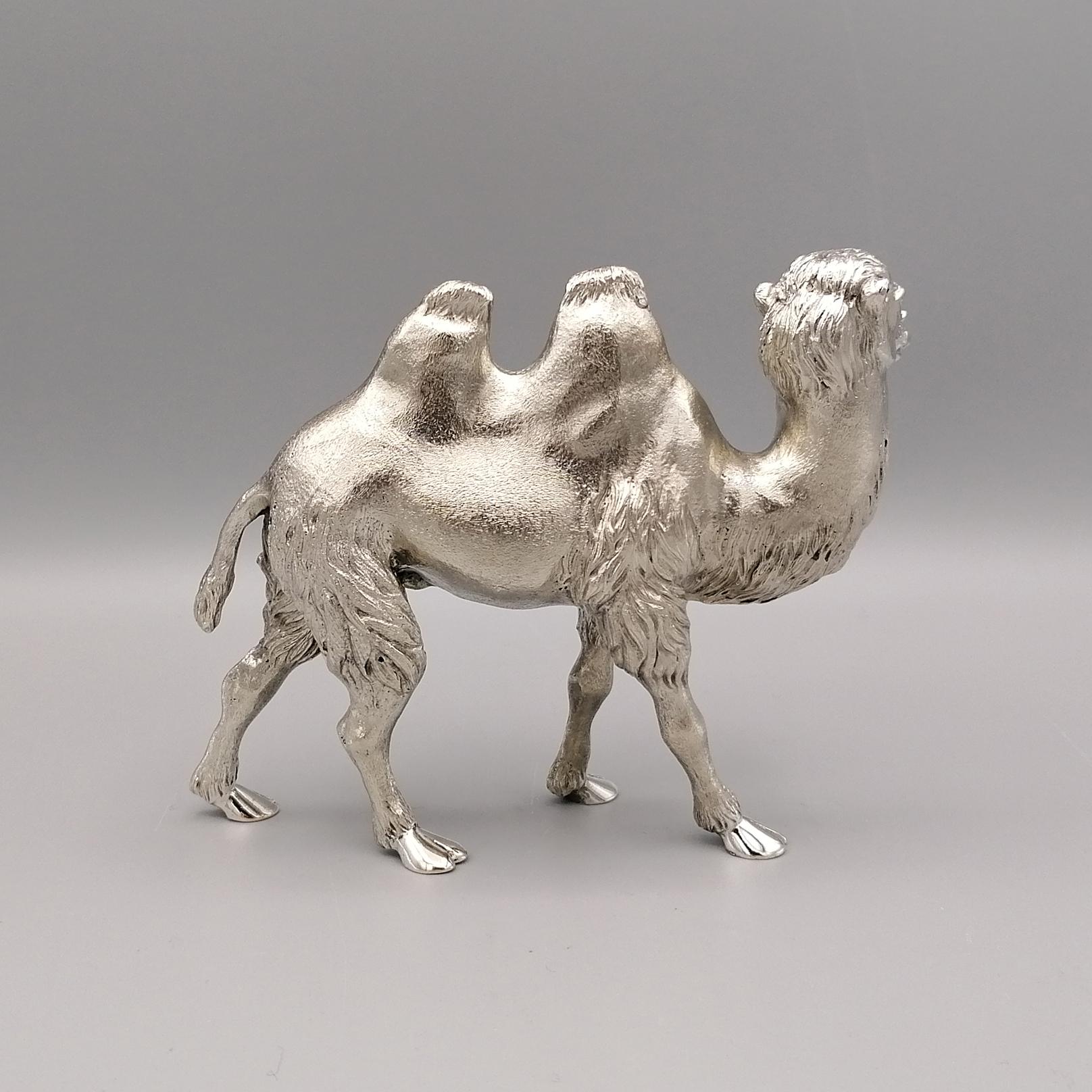 Sculpture italienne du camel en argent massif du XXe siècle Excellent état - En vente à VALENZA, IT