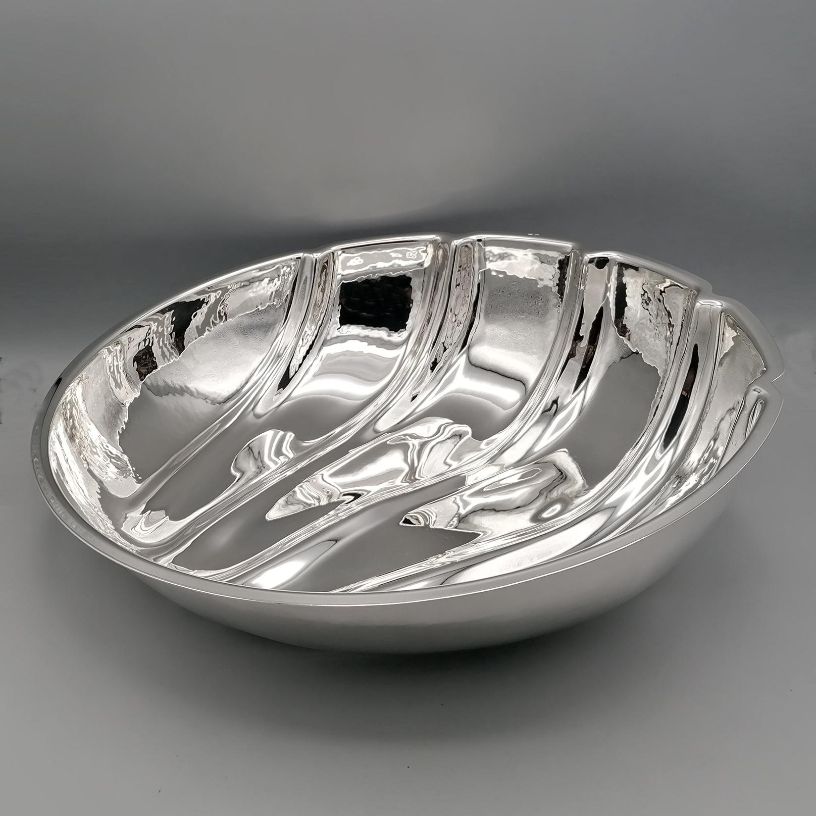 Large centerpiece in 800 solid silver, machine made and hand finished.
The shape of the centerpiece is shaped to form a shell, it is round in shape and with variable height to degrade.
The folds are typical of shells and make the whole centerpiece