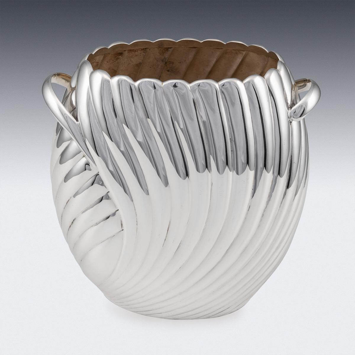 Elegant 20th century Italian solid silver vase, the body applied with a decorative half fluted bands, each side applied with an elegant handle and richly gilt interior. Hallmarked Italian silver (925 standard), Maker F.C (Fratelli Cacchione), Hand