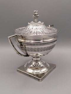 Sucrier italien du 20ème siècle en argent massif de style Empire sur pieds