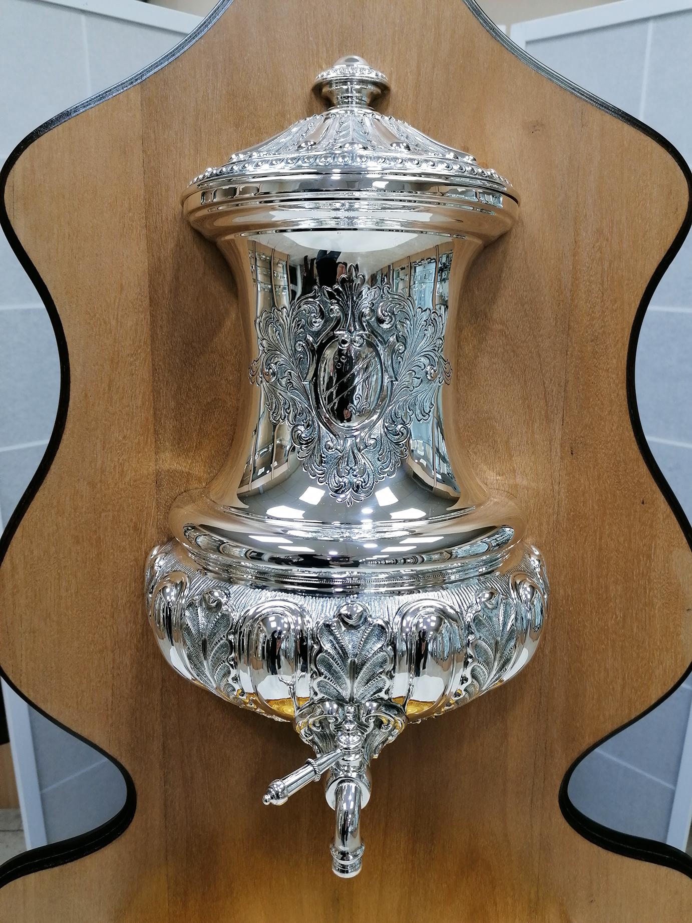 Pila de agua bendita de plata maciza italiana del siglo XX con grifo en venta 2