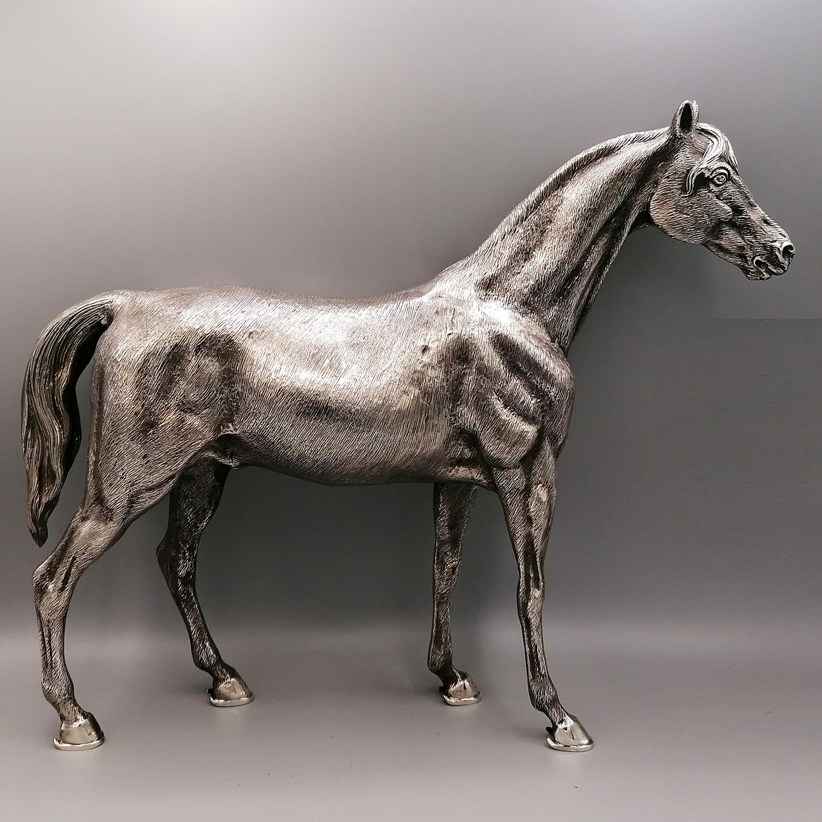 Statue de cheval en argent massif 800 entièrement réalisée à la main. Le cheval a été réalisé en deux parties avec la technique de la fusion en terre et, une fois coulé et détaché, assemblé par soudure. Par la suite, il a été ciselé afin de mettre