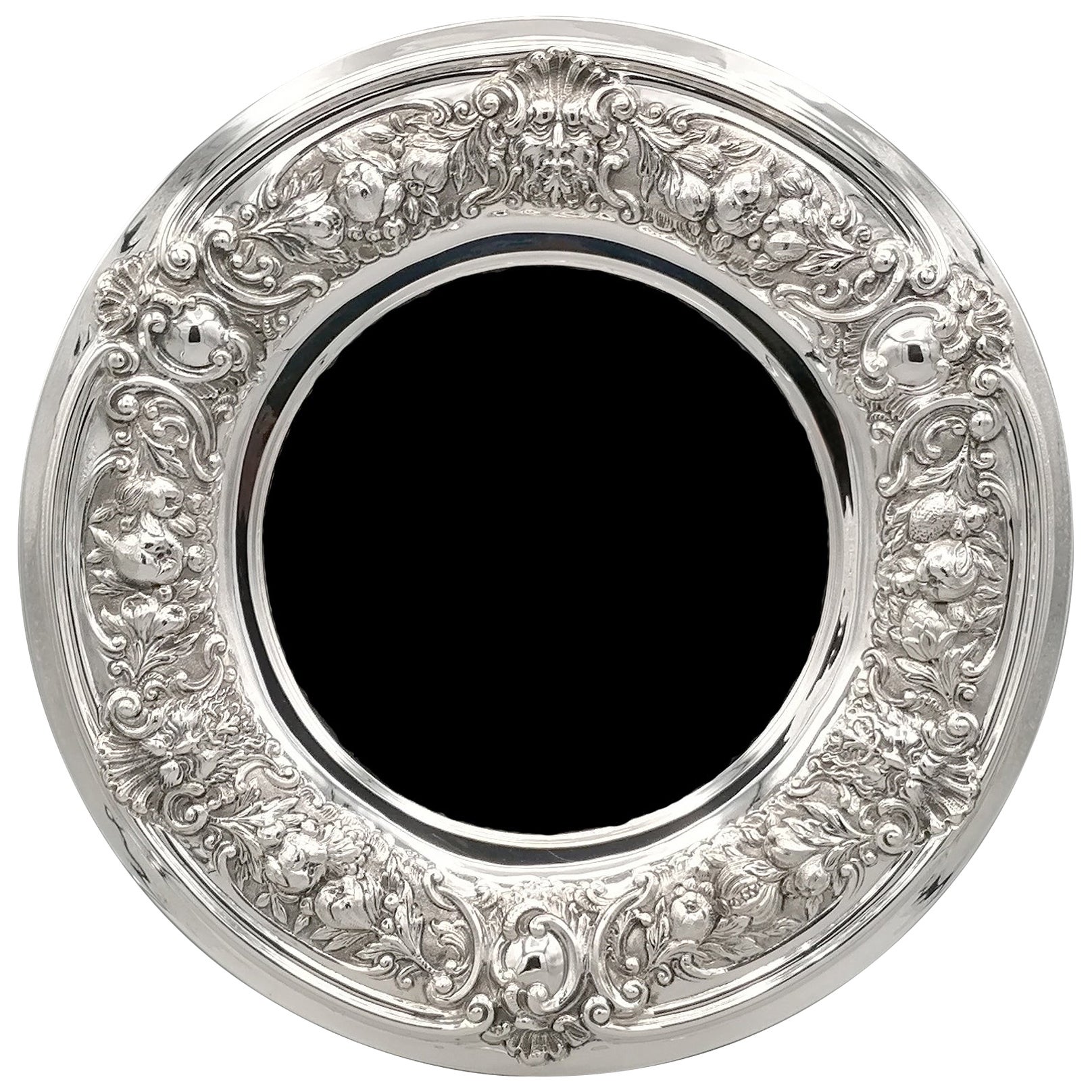 Centre de table de style baroque en argent massif 800, entièrement réalisé à la main et ensuite estampé et ciselé.
Le bord de la pièce centrale était orné de motifs de fruits et de masques, typiques de la période baroque.
Le bord extérieur et la