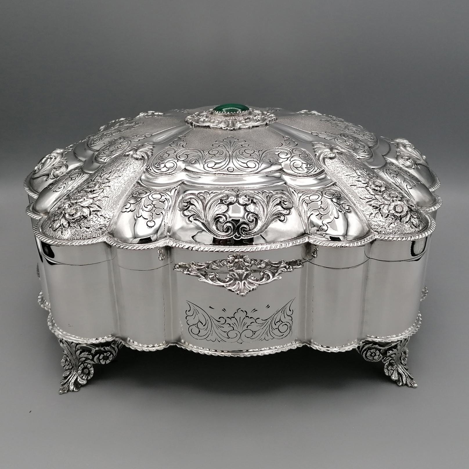 Jewelery box in solid 800 silver in Baroque style.
This box was made by faithfully and perfectly copying the fashion jewelry boxes in the noble houses and villas in Italy in the 18th century.
The structure of the body is shaped and edged with a