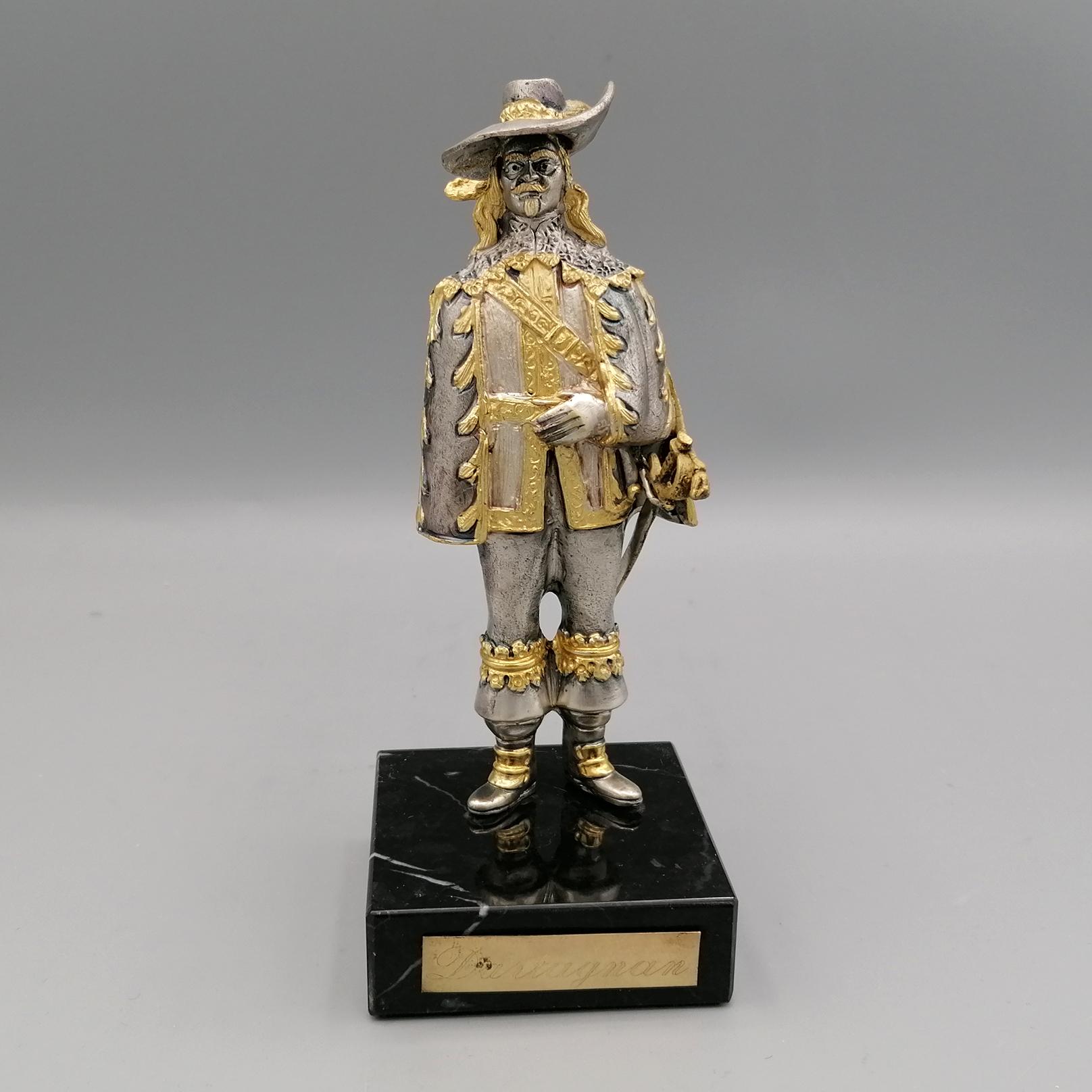 Miniatura in argento massiccio 800 che riproduce D'Artagnan
La miniatura è stata realizzata in argento massiccio con la tecnica della fusione e successivamente rifinita con un cesello.
La finitura finale era in argento naturale brunito e con