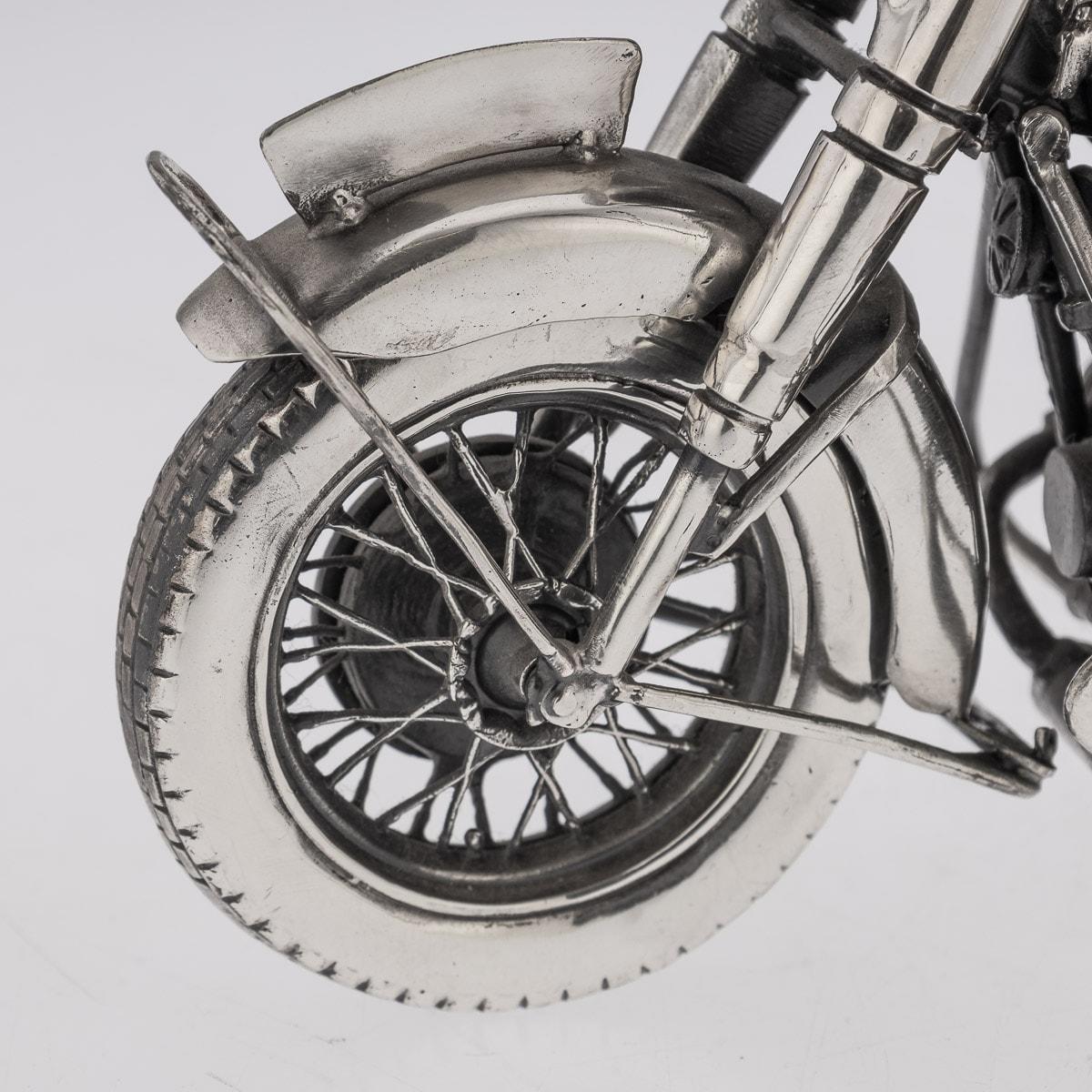 Modèle italien du 20ème siècle d'une moto BMW R75 en argent massif, Medusa Oro en vente 8