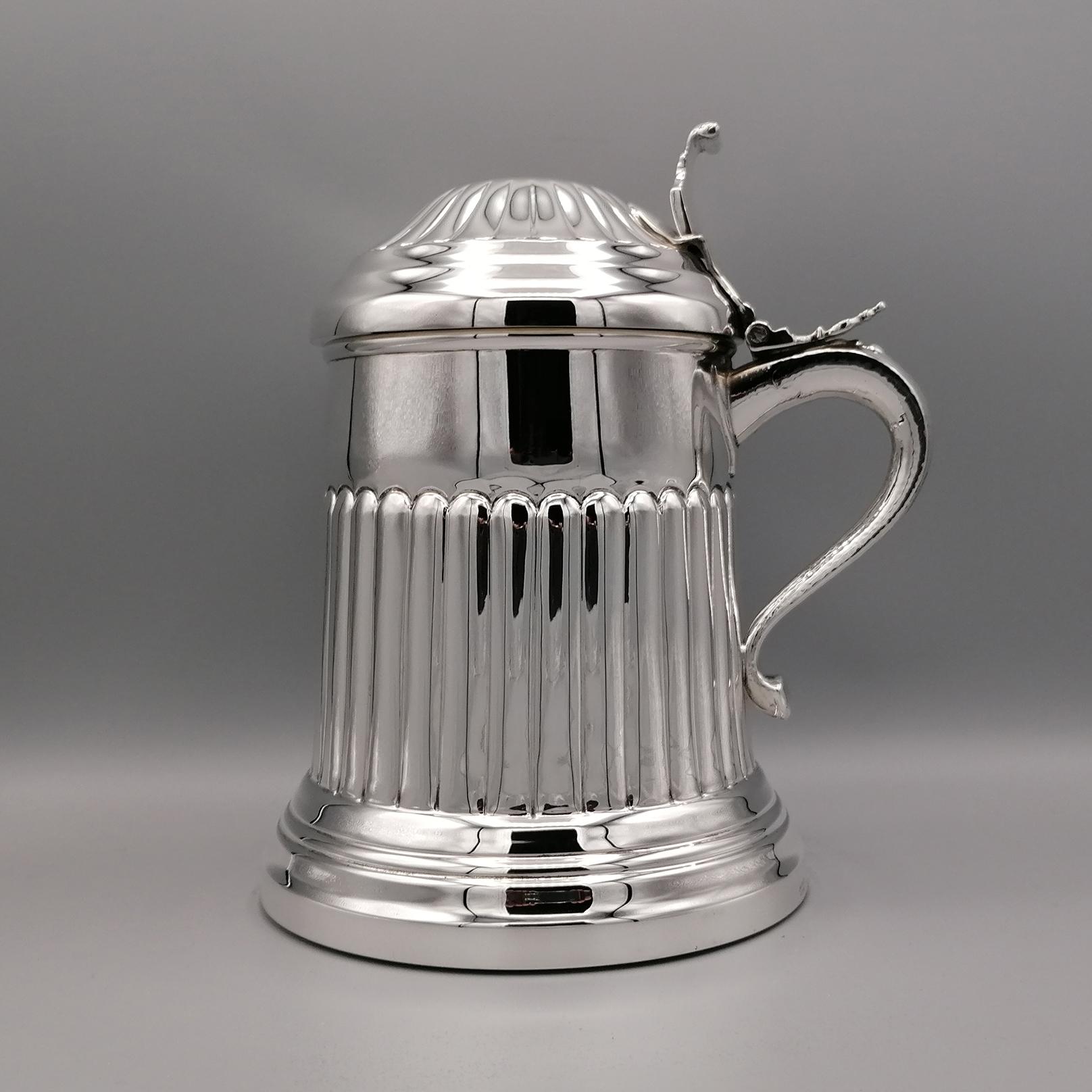 Queen Anne style tankard in solid silver in a conical shape chiseled with fluted motifs.
The lid is also chiseled with fluted.
Inside is placed a removable thermos to keep the drink frozen
1100 grams - 38,80 ounces
Italian silverware, already with a