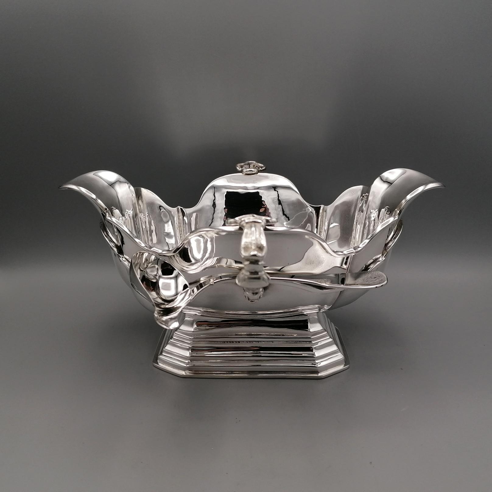 Italian gravy boat in solid 800 silver “Mauriziano” style.
The gravy boat was made entirely by hand in the CESA 1882 silverware factory located in Alessandria - Piedmont - Italy.
The body is oval, shaped and hammered. 
Silver wires have been welded