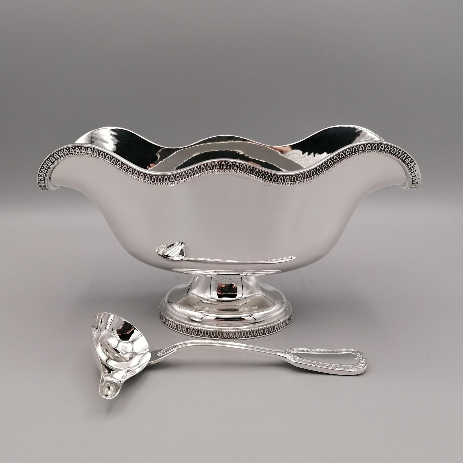 Important Empire style souce boat in 800 silver made in Italy at the end of the 20th century entirely by hand. 

The Empire style is a current of Neoclassicism that affected 19th century architecture, furniture, decorative arts and visual arts. It