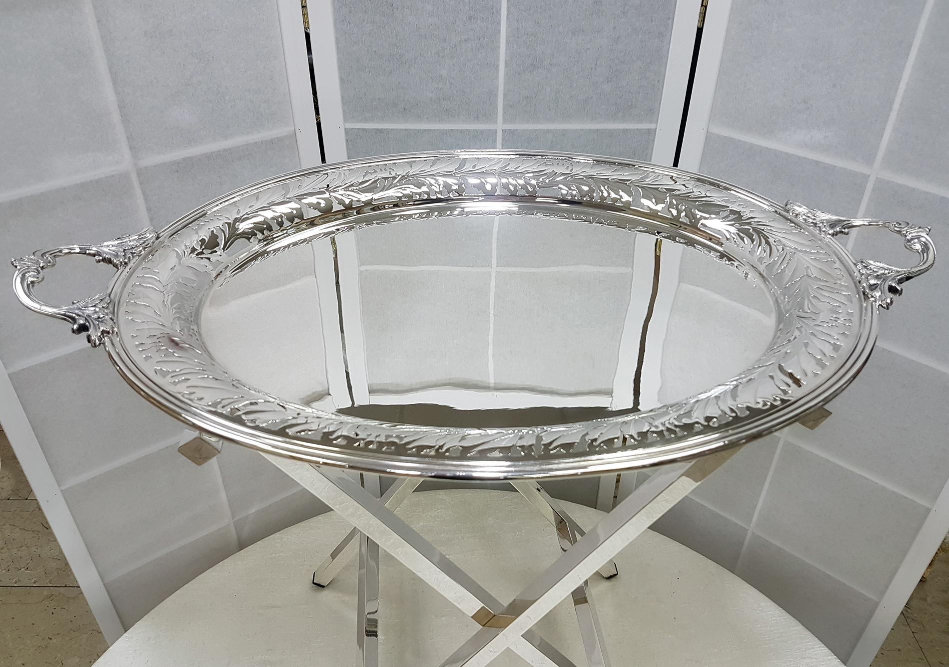 Oval tray with handles and hand-pierced edge with leaf motif.
The tray is completely handmade. The handles are in silver with fusion processing that take up the leaf design.
The solid silver support was handmade with a square section tube.
6,885