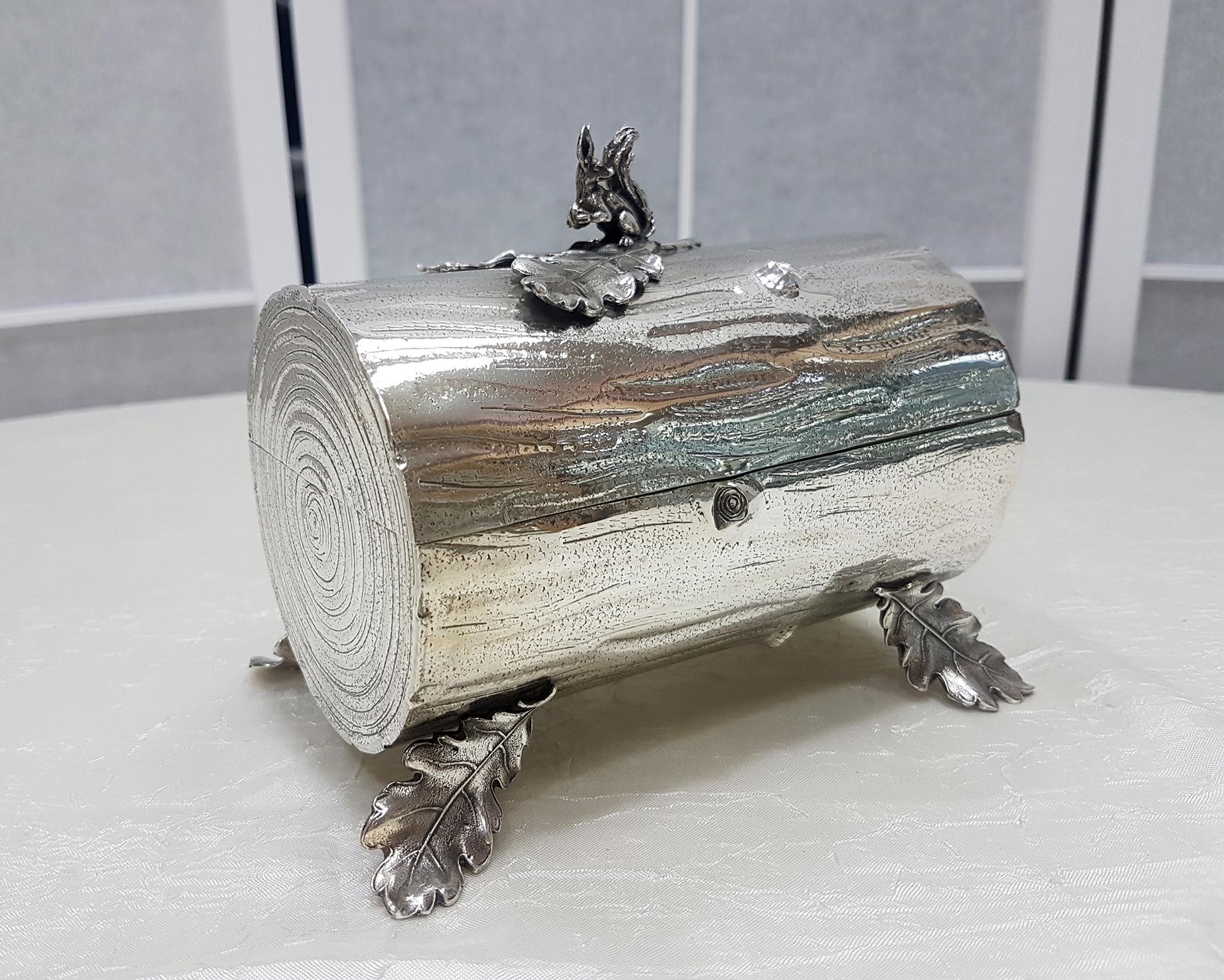 Caja en forma de baúl de plata maciza italiana del siglo XX con pomo de ardilla en venta 3