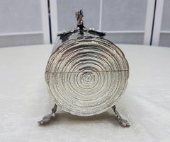 Scatola a forma di baule in argento massiccio del XX secolo con pomello a forma di scoiattolo