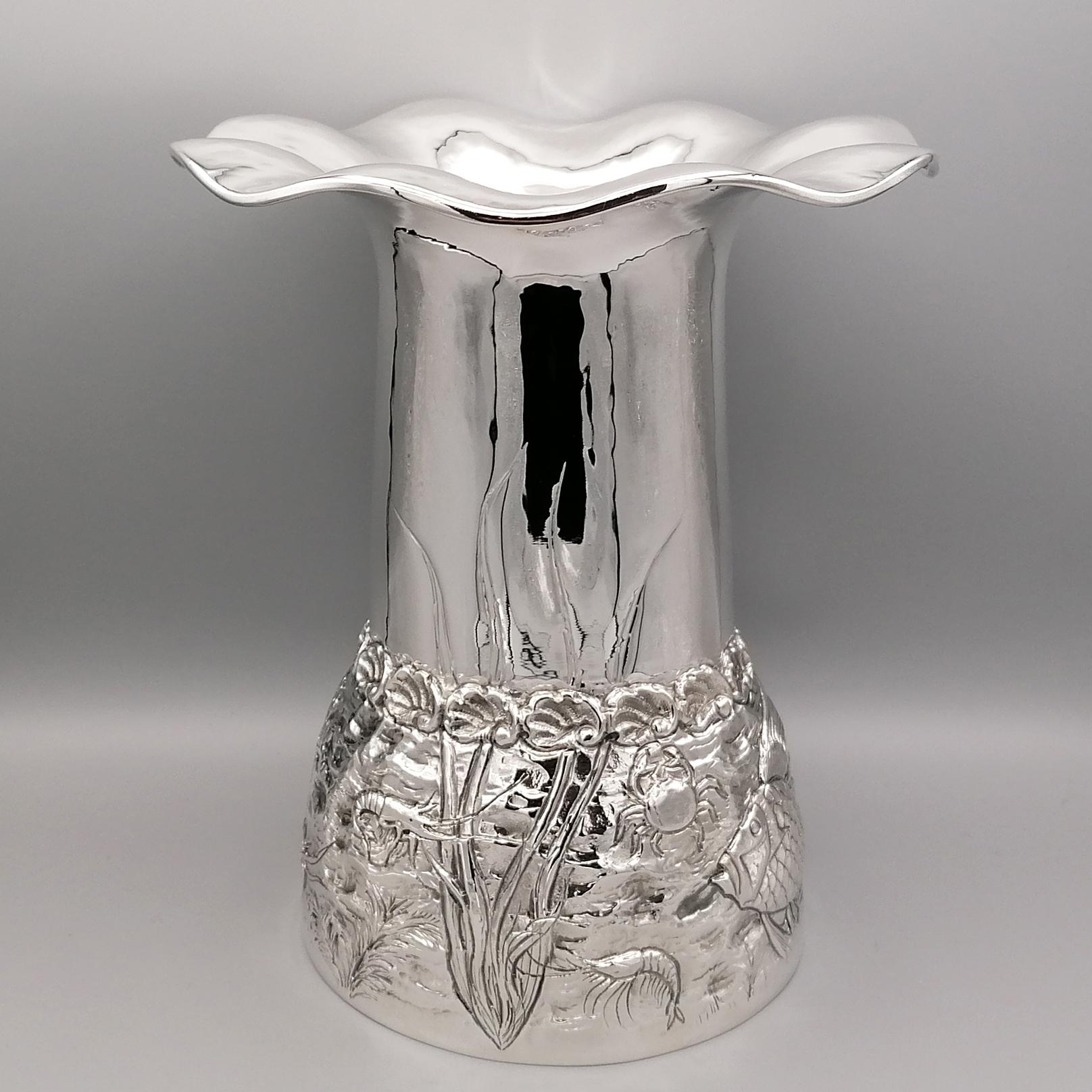 800 solid silver vase completely handmade.
The body is cylindrical in the upper part while towards the base it widens due to the overhang and chisel. The chosen subject is the sea.
Fish, shrimp, crabs and marine flora that swim and float in the