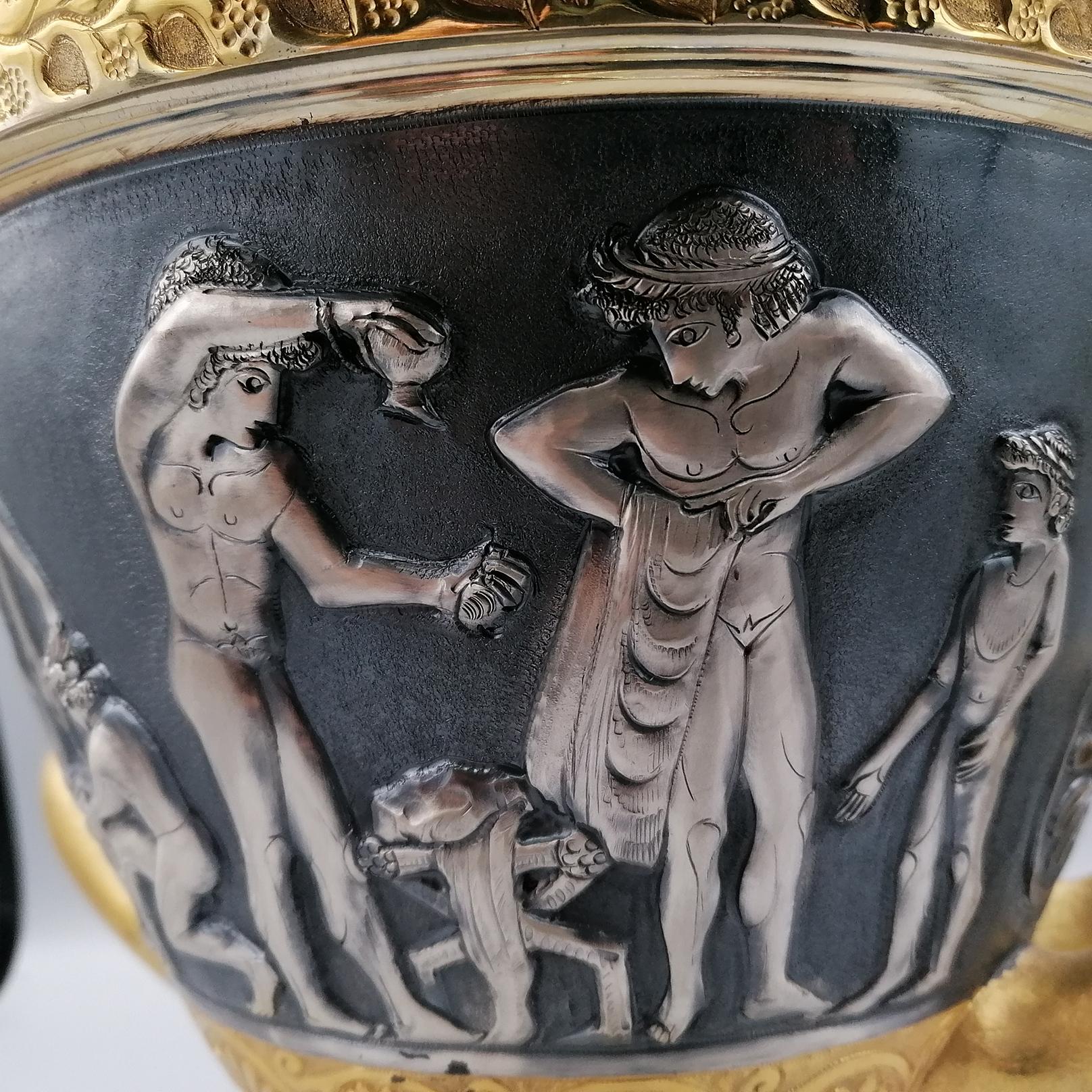 Vase italien du 20ème siècle en argent massif avec poignées de style étrusque en vente 4