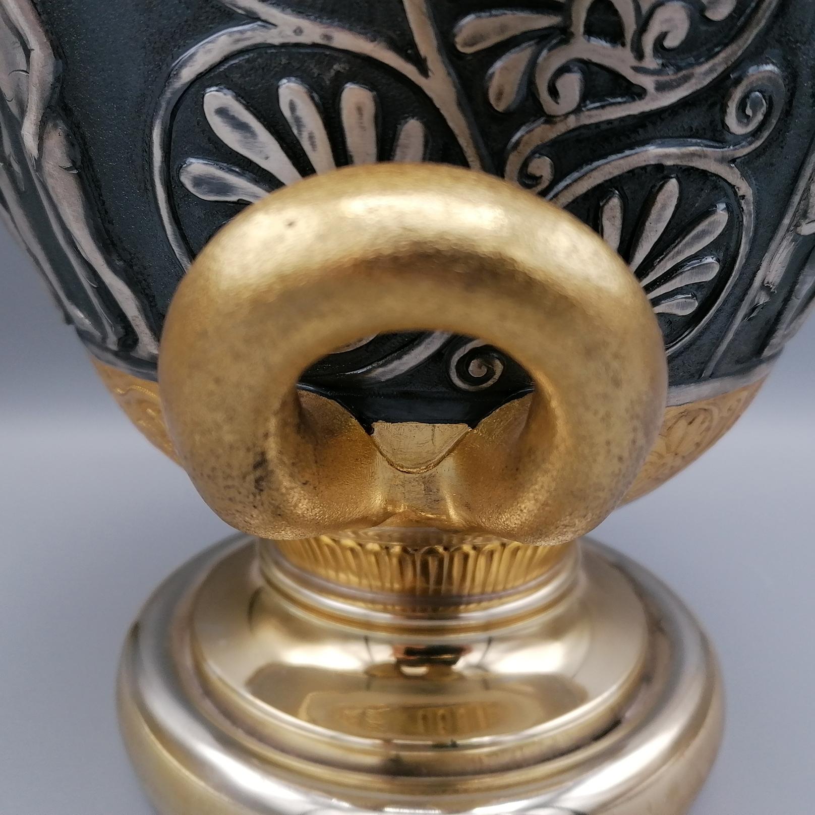 Italienische Vase aus massivem Silber des 20. Jahrhunderts mit Griffen im etruskischen Stil (Mitte des 20. Jahrhunderts) im Angebot