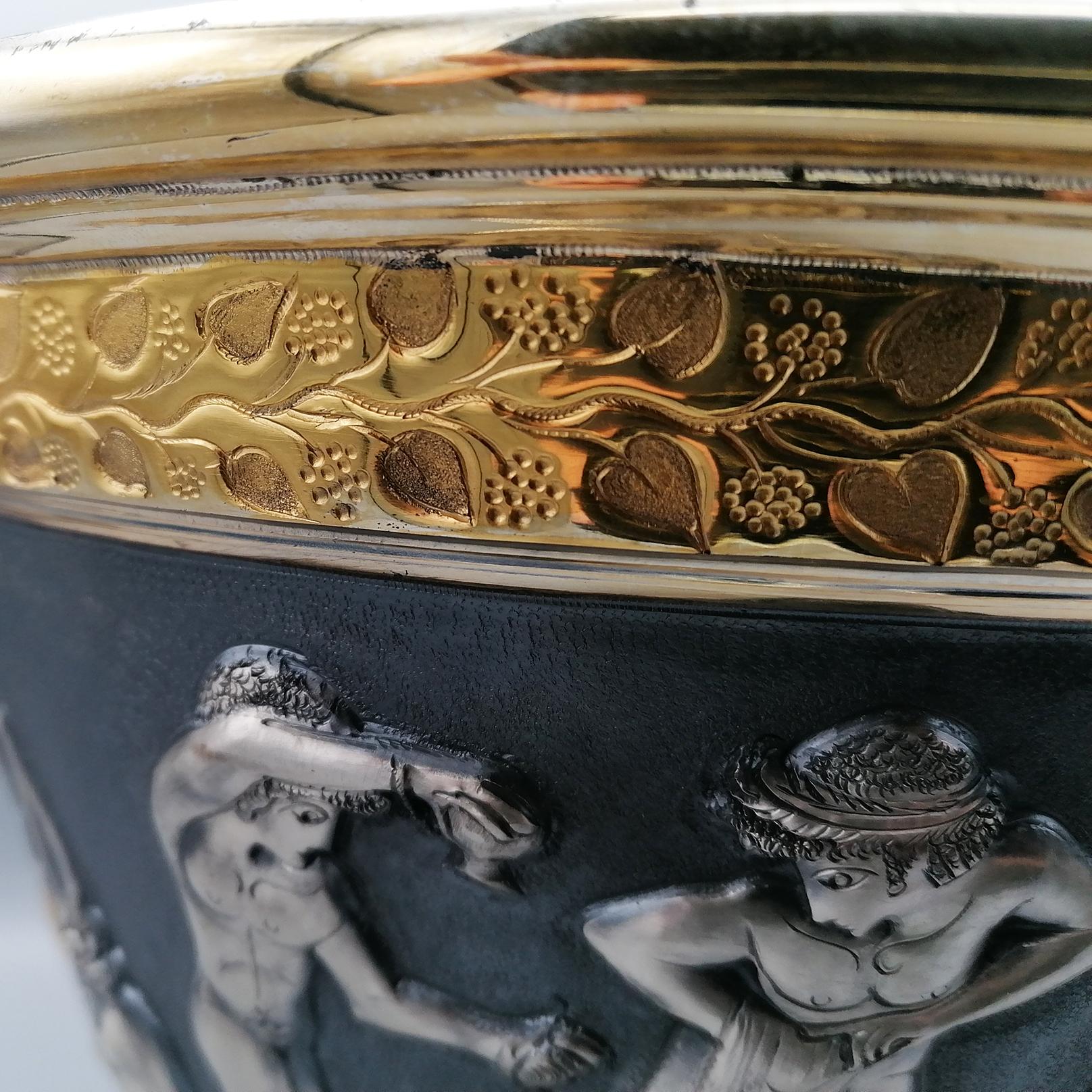 Italienische Vase aus massivem Silber des 20. Jahrhunderts mit Griffen im etruskischen Stil im Angebot 2