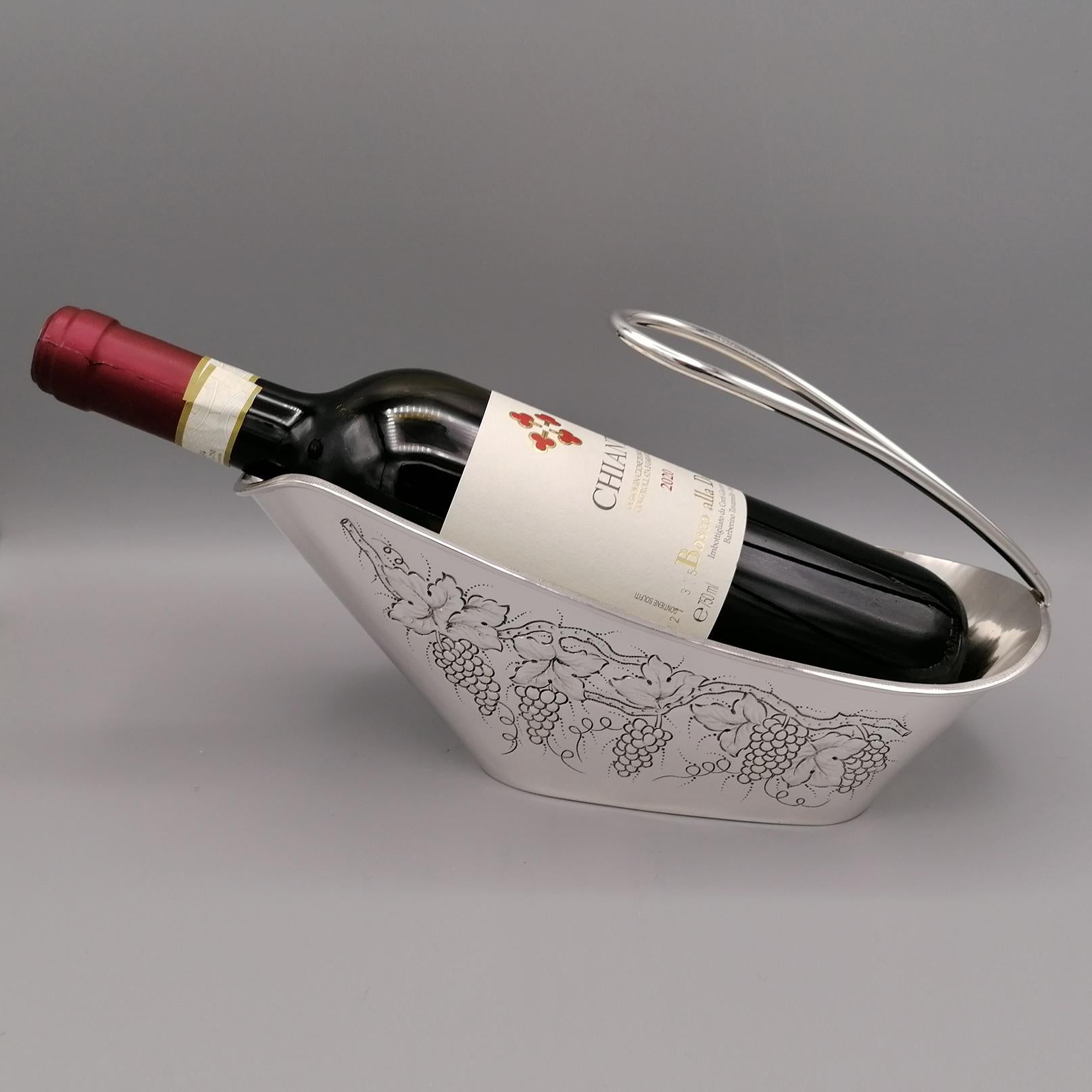 Italy, a country that produces great wines and with an ancient agricultural tradition, could not fail to dedicate prestigious objects to the pouring of red wine.
This bottle holder was made of solid 800 silver and made entirely by hand with a sheet