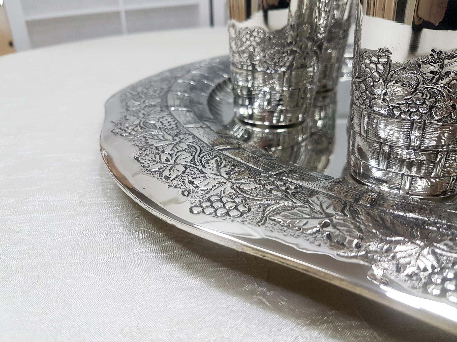 20th Century Italian Solid Silver Wine Set with Tray, Bottle and Six Beakers In Excellent Condition For Sale In VALENZA, IT