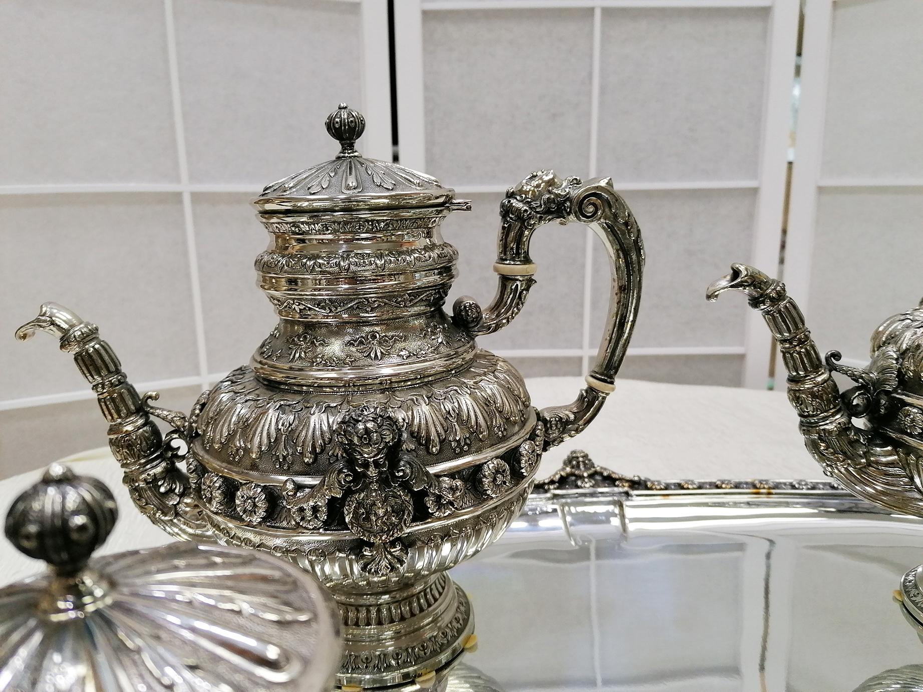 Juego de té, cafetera y bandeja de plata de ley maciza italiana del siglo XX en Excelente estado para la venta en VALENZA, IT