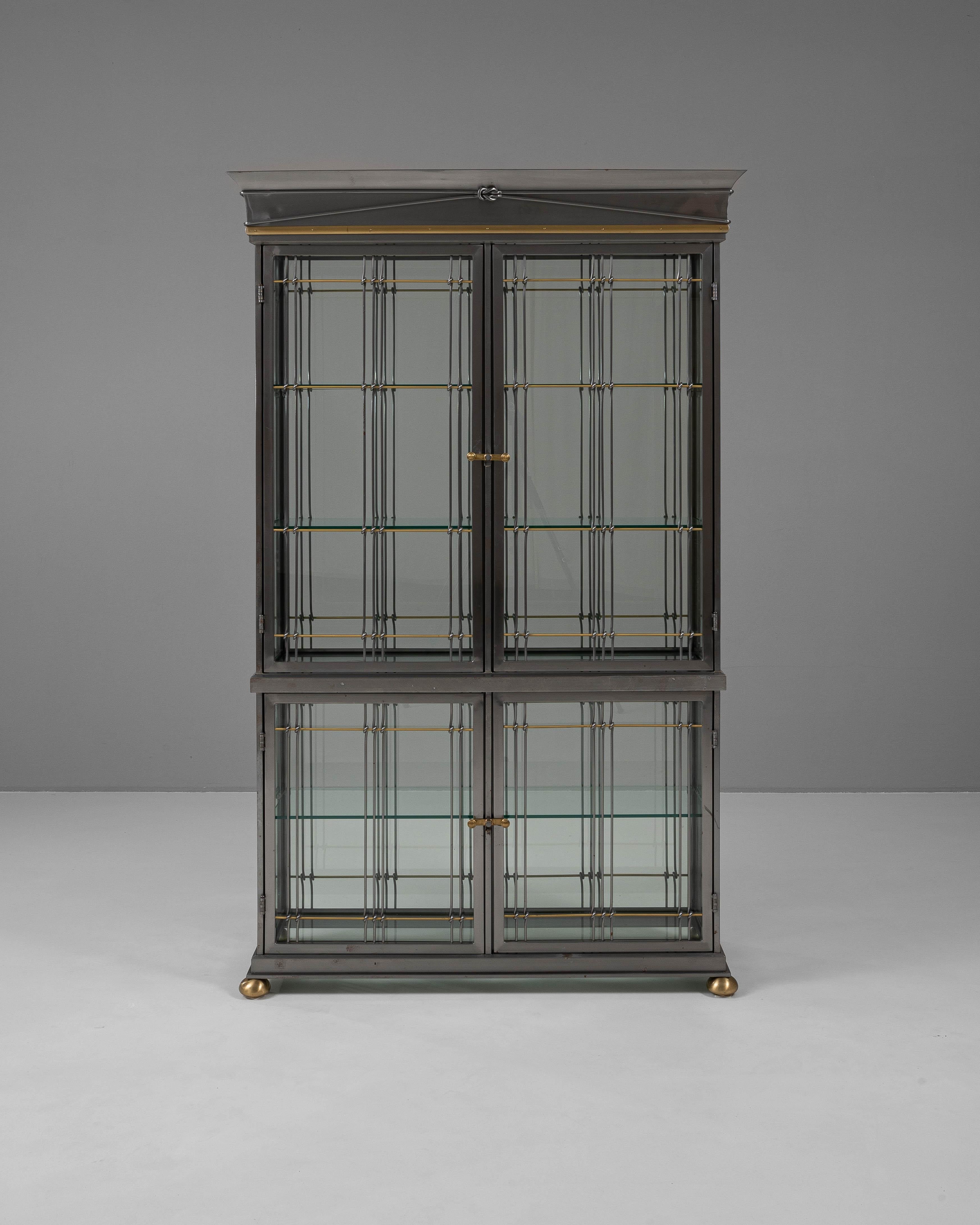 Diese beeindruckende italienische Vitrine aus dem 20. Jahrhundert, entworfen von Edoardo Orlandi, ist ein atemberaubendes Beispiel für industrielle Eleganz. Diese Vitrine aus glattem Stahl mit raffinierten Messingakzenten verleiht jedem Raum einen