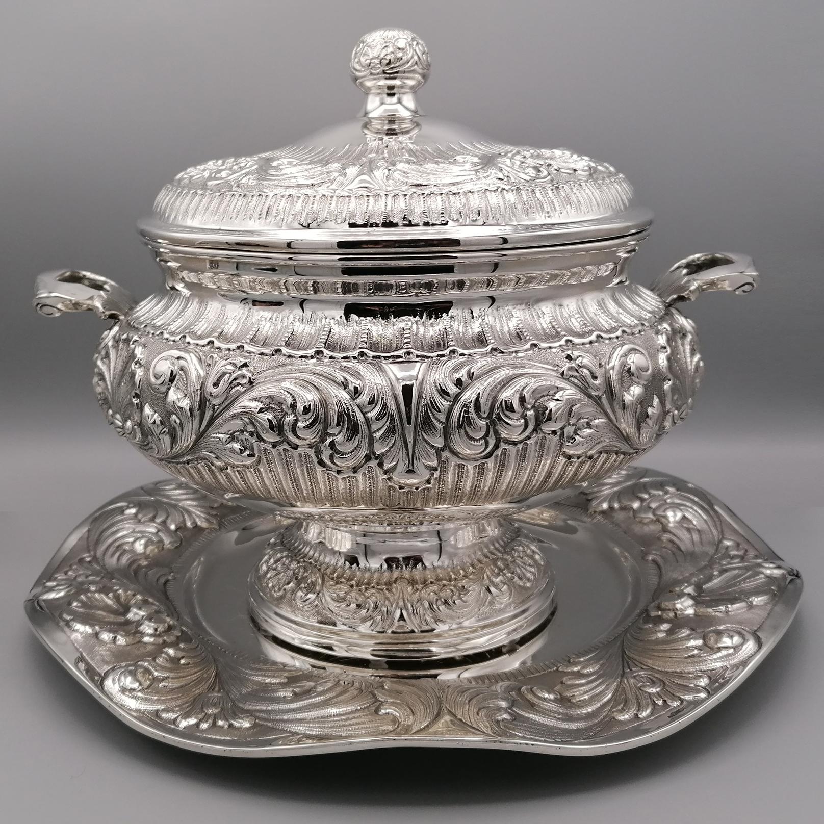Sterling Silver Baroque style tureen with handles and base. The round shape is embellished with chisels,  typical of the Baroque style. The tureen is placed on a round waved plate which is also circular with the same chisel pattern.
2,405 grams
Dish