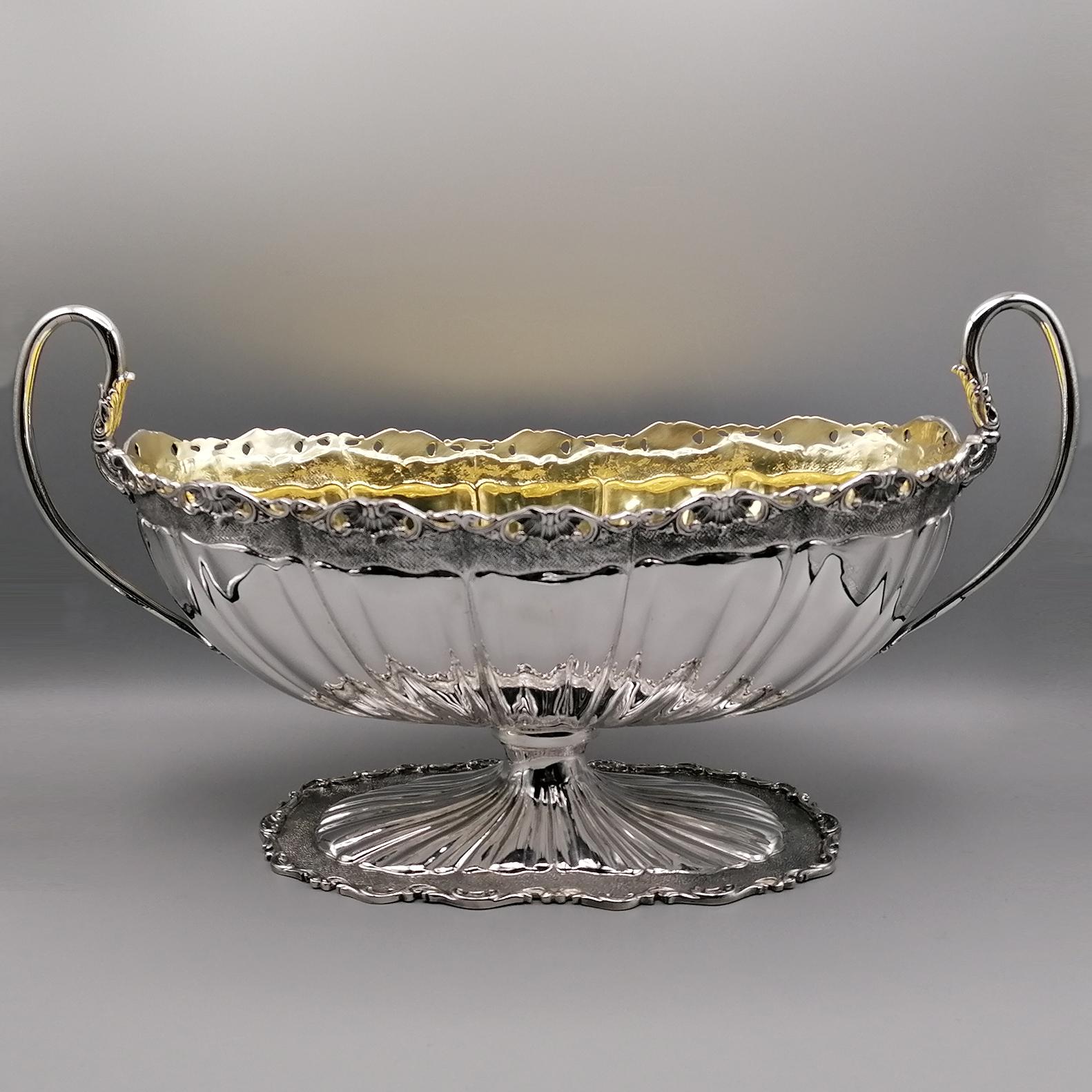 This type of centerpiece was very much in vogue in the prestigious and aristocratic houses of the 1700s.
It was used to contain fruit or be decorated with floral compositions and positioned in the center or, if the owner owned more than one, on the