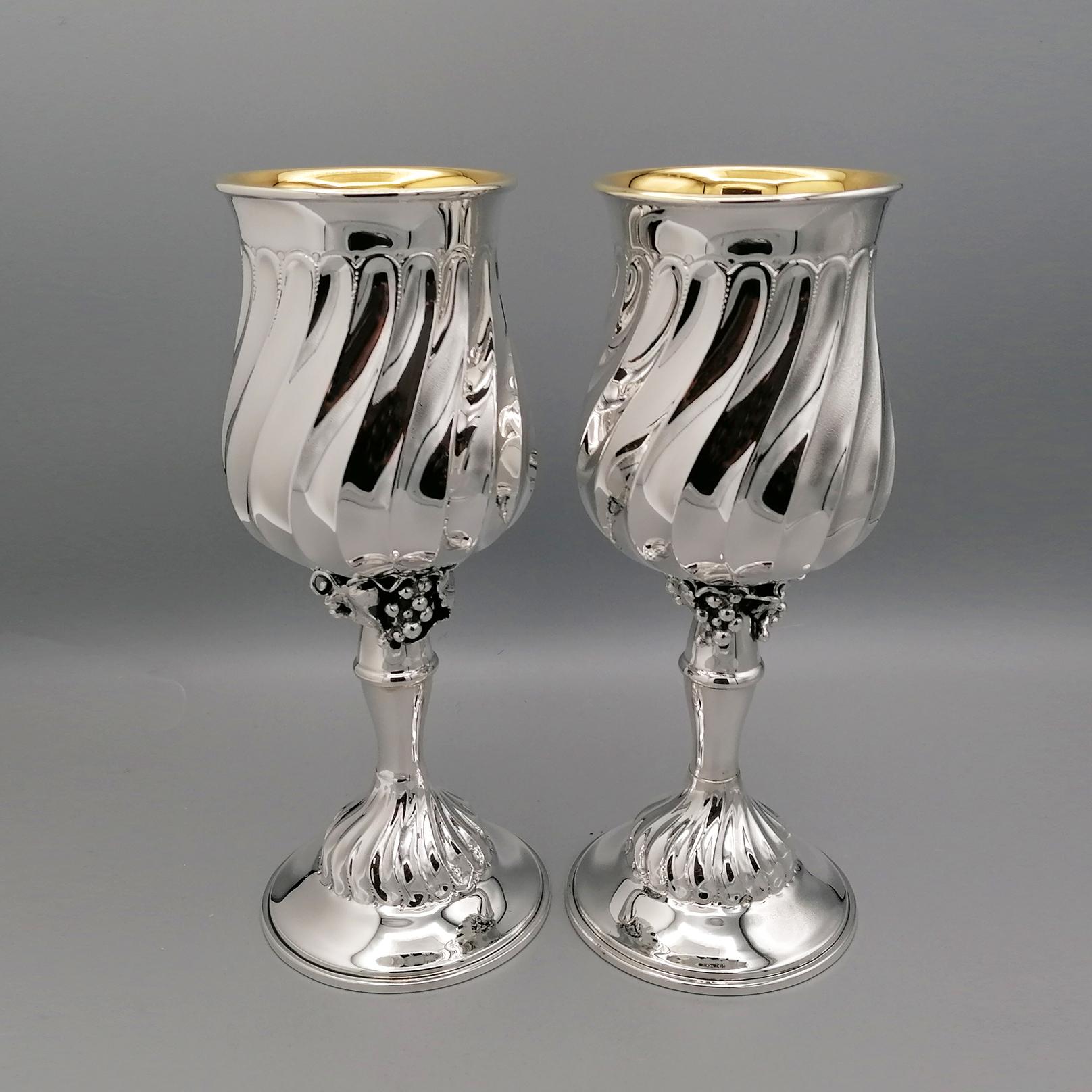 Pair of beakers in sterling silver.
The cup of the beaker is chiseled with a torchon motif and internally gilded.
Under the cup, just above the stem, bunches of grapes and vine leaves have been welded. These details were made with the casting
