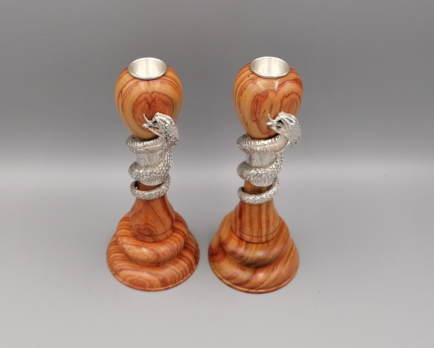 Pair of 925 silver candlesticks, depicting two snakes twisted around a wood stem.
The snake and the seat for the candle are in 925 silver while the stem, the base and the candleholder are in wood
Italian silverware, already with a centuries-old