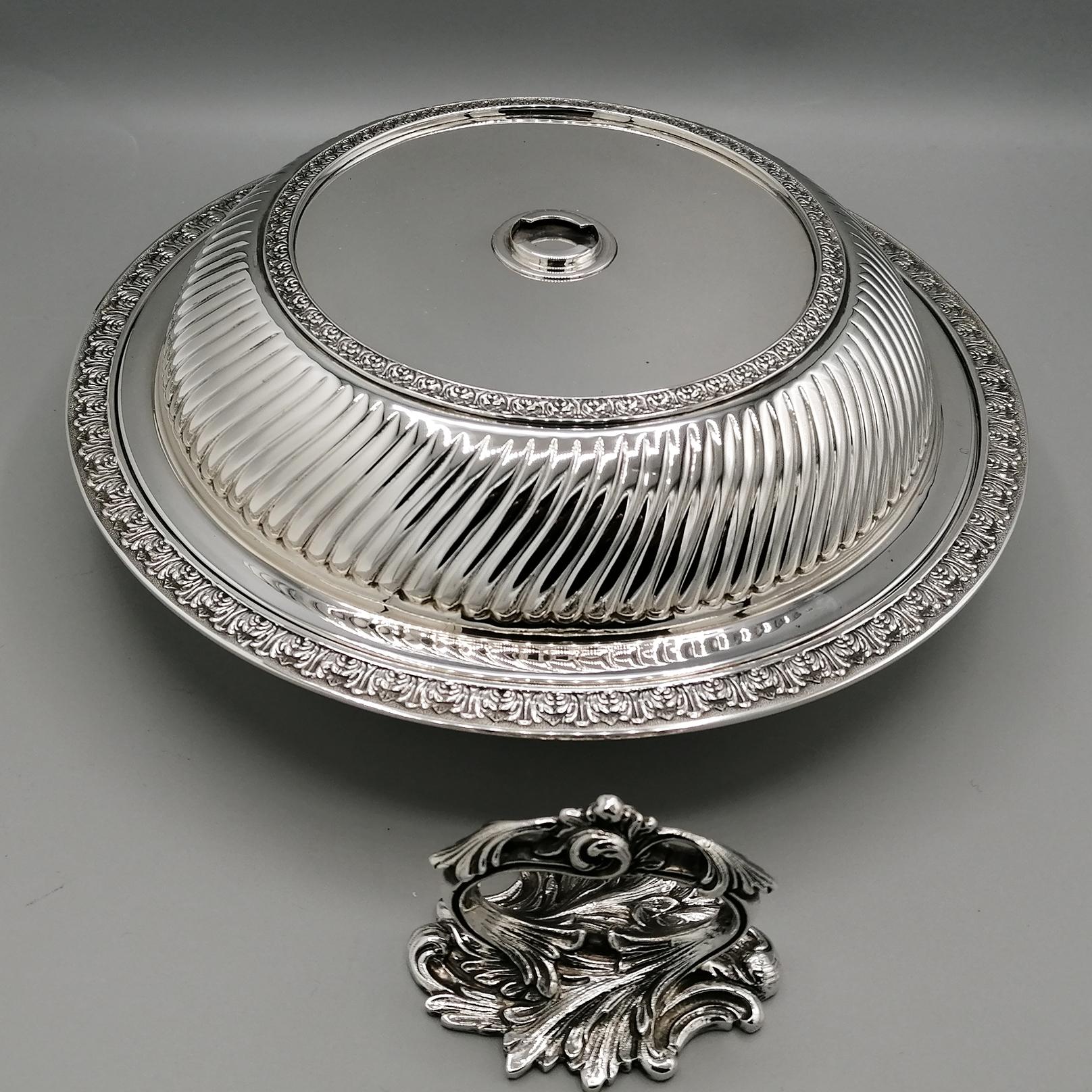 Plato de entrante estilo renacentista de plata de ley italiana del siglo XX en venta 9