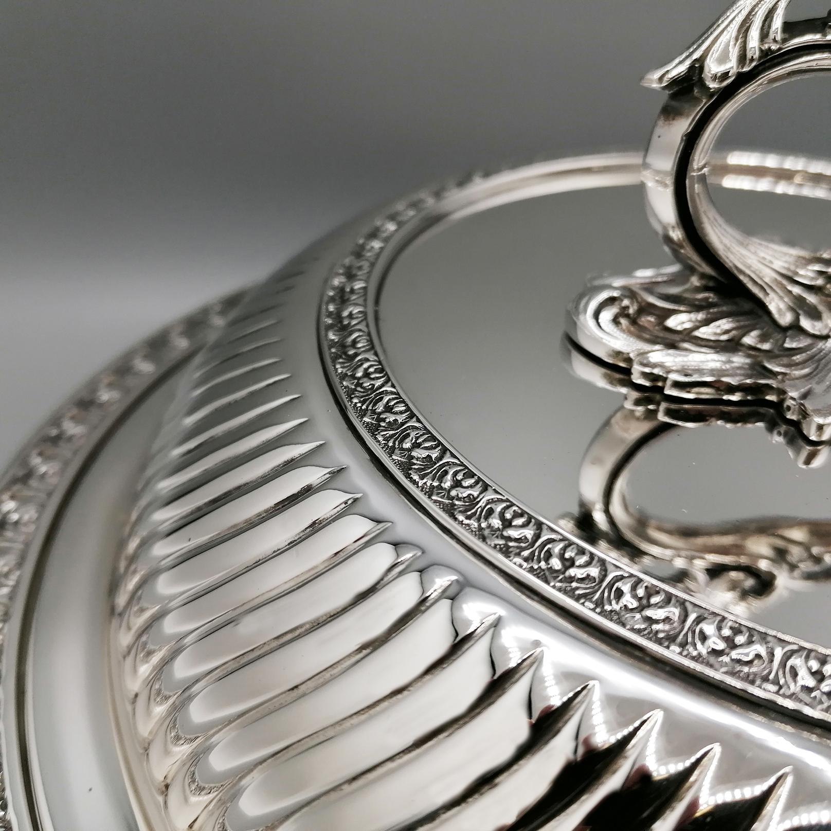 Plato de entrante estilo renacentista de plata de ley italiana del siglo XX Hecho a mano en venta