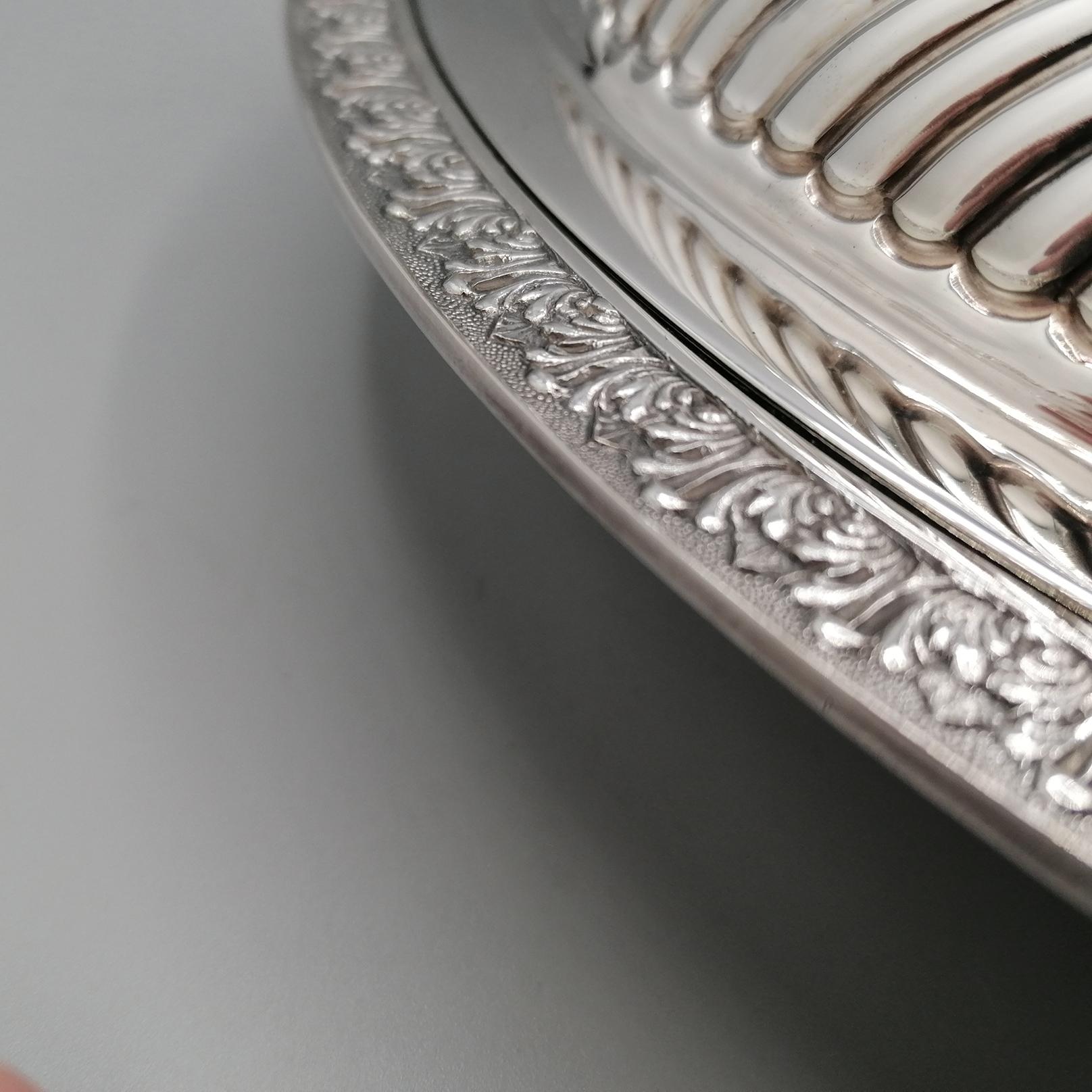 Plato de entrante ovalado italiano del siglo XX, de plata de ley, estilo renacentista en venta 1