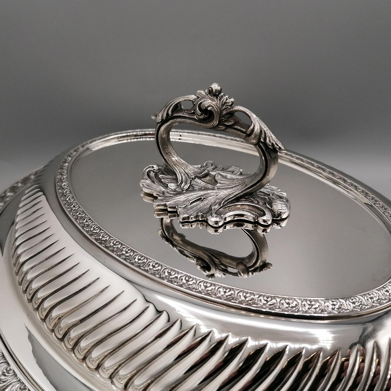 Plato de entrante ovalado italiano del siglo XX, de plata de ley, estilo renacentista Vaciado en venta