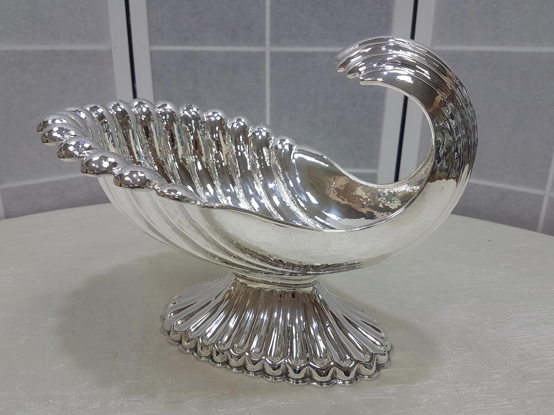 Shell-shaped oval centerpiece completely handmade with base, embossed and chisel finish.
Maker Silver Art - Alessandria, Italy
1,310 grams.
